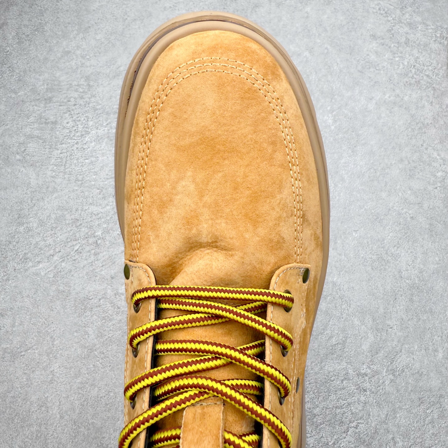 图片[4]-Louis Vuitton 路易威登 LV秋冬新款轻底休闲大黄靴 #代购专供品质 高弹Modern 外置防滑橡塑发泡超轻大底 系带设计 穿脱十分方便 采用TPU模压定型真皮鞋面材质#EVA轻翼科技外底具有防滑,耐磨和良好的弹性 Pharrell Williams充分发挥了作为Louis Vuitton创意总监的角色 这款鞋重新定义了 6英寸大黄靴的经典设计 致敬1996年Grandmaster Flash经典黄靴造型 原厂五金鞋带扣 工艺全新升级 中山大厂代工 原单进口皮料 独立私模大底，正确logo， 原装一致头层磨砂皮 搭配经典老花领口 全新原厂包装鞋盒 市场独家供应 尺码：39-43（皮鞋码）-选品中心