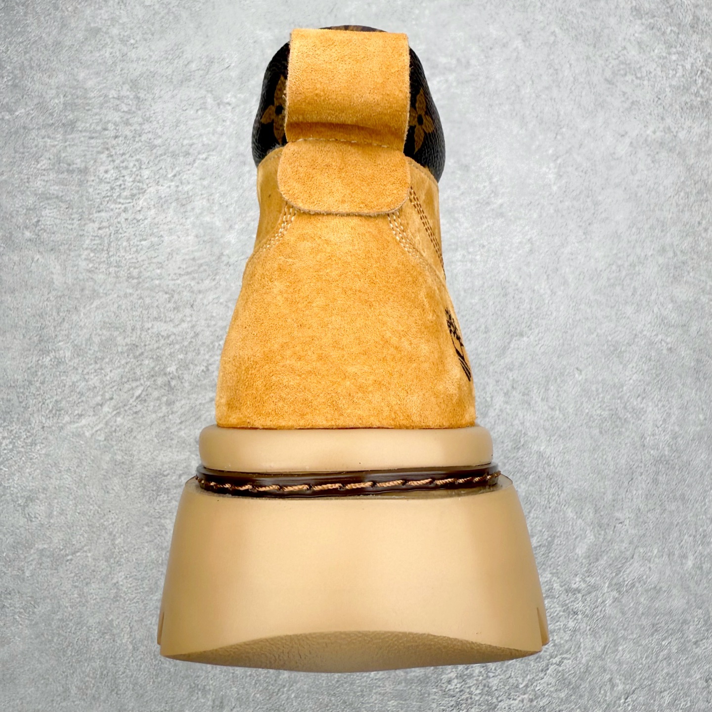 图片[8]-Louis Vuitton 路易威登 LV秋冬新款轻底休闲大黄靴 #代购专供品质 高弹Modern 外置防滑橡塑发泡超轻大底 系带设计 穿脱十分方便 采用TPU模压定型真皮鞋面材质#EVA轻翼科技外底具有防滑,耐磨和良好的弹性 Pharrell Williams充分发挥了作为Louis Vuitton创意总监的角色 这款鞋重新定义了 6英寸大黄靴的经典设计 致敬1996年Grandmaster Flash经典黄靴造型 原厂五金鞋带扣 工艺全新升级 中山大厂代工 原单进口皮料 独立私模大底，正确logo， 原装一致头层磨砂皮 搭配经典老花领口 全新原厂包装鞋盒 市场独家供应 尺码：39-43（皮鞋码）-选品中心