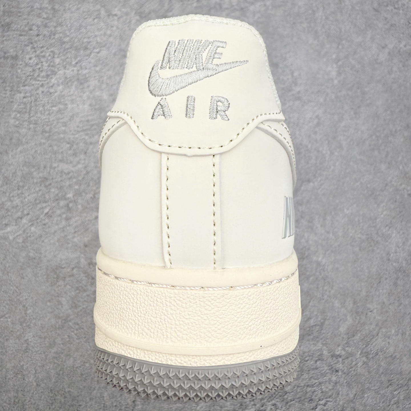 图片[8]-NK Air Force 1´07 Low 空军一号低帮百搭休闲运动板鞋 HH7518-052 柔软、弹性十足的缓震性能和出色的中底设计 横跨复古与现代的外型结合 造就出风靡全球 三十多年的Force 1 直到今天还深受青睐 实拍调校N版已经零色差零失真 百分百还原实物色彩所见即所得 不存在货不对板色差等低级问题 选购参考实物拍摄 不混卖不参货 只用心做好货严格选品 承诺混一赔十 尺码：36 36.5 37.5 38 38.5 39 40 40.5 41 42 42.5 43 44 44.5 45-选品中心