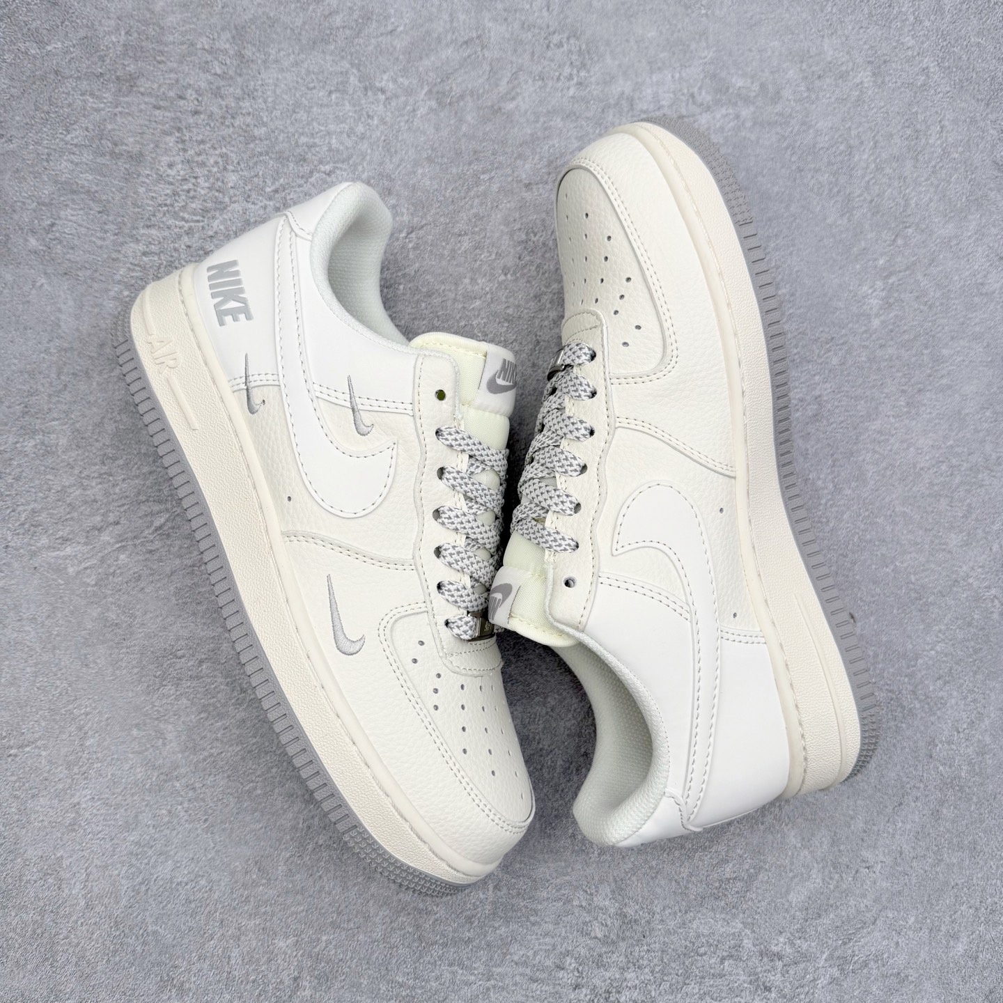 图片[3]-NK Air Force 1´07 Low 空军一号低帮百搭休闲运动板鞋 HH7518-052 柔软、弹性十足的缓震性能和出色的中底设计 横跨复古与现代的外型结合 造就出风靡全球 三十多年的Force 1 直到今天还深受青睐 实拍调校N版已经零色差零失真 百分百还原实物色彩所见即所得 不存在货不对板色差等低级问题 选购参考实物拍摄 不混卖不参货 只用心做好货严格选品 承诺混一赔十 尺码：36 36.5 37.5 38 38.5 39 40 40.5 41 42 42.5 43 44 44.5 45-选品中心