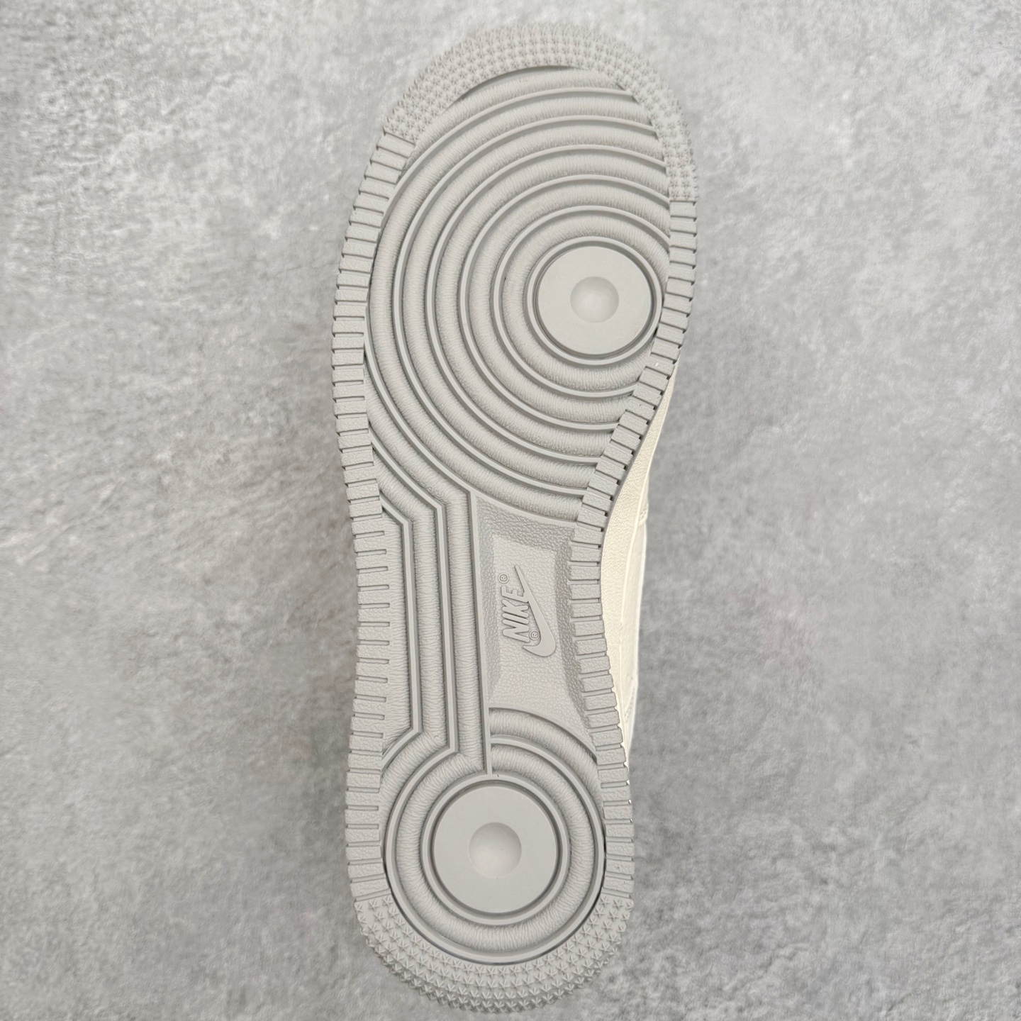 图片[9]-NK Air Force 1´07 Low 空军一号低帮百搭休闲运动板鞋 HH7518-052 柔软、弹性十足的缓震性能和出色的中底设计 横跨复古与现代的外型结合 造就出风靡全球 三十多年的Force 1 直到今天还深受青睐 实拍调校N版已经零色差零失真 百分百还原实物色彩所见即所得 不存在货不对板色差等低级问题 选购参考实物拍摄 不混卖不参货 只用心做好货严格选品 承诺混一赔十 尺码：36 36.5 37.5 38 38.5 39 40 40.5 41 42 42.5 43 44 44.5 45-选品中心