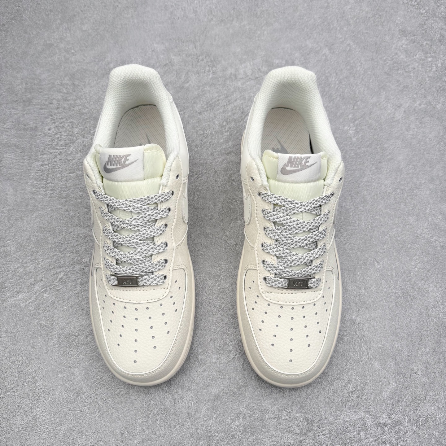 图片[2]-NK Air Force 1´07 Low 空军一号低帮百搭休闲运动板鞋 HH7518-052 柔软、弹性十足的缓震性能和出色的中底设计 横跨复古与现代的外型结合 造就出风靡全球 三十多年的Force 1 直到今天还深受青睐 实拍调校N版已经零色差零失真 百分百还原实物色彩所见即所得 不存在货不对板色差等低级问题 选购参考实物拍摄 不混卖不参货 只用心做好货严格选品 承诺混一赔十 尺码：36 36.5 37.5 38 38.5 39 40 40.5 41 42 42.5 43 44 44.5 45-选品中心