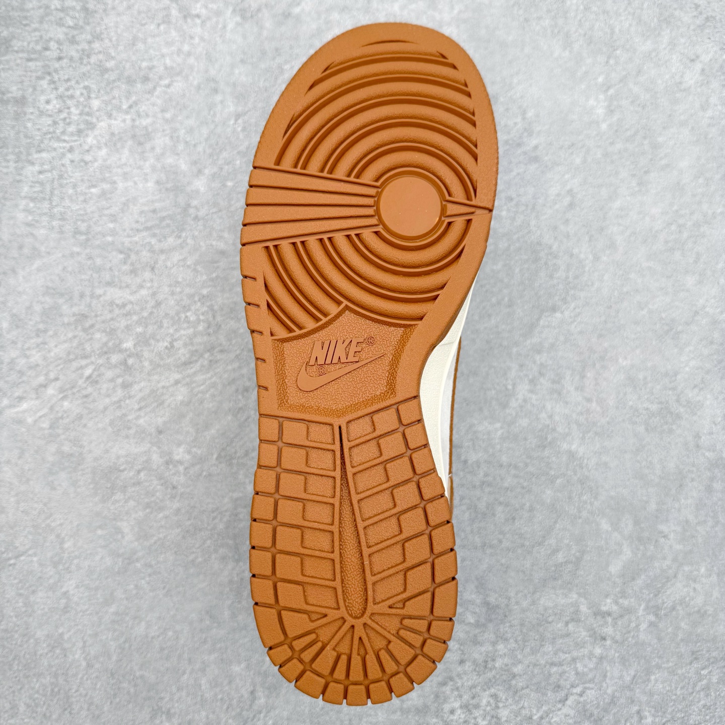 图片[9]-NK Dunk Low SG6688-005 定制系列天花板 无原鞋不开发 全系列得物原鞋一比一校对开发 配色持续更新中 终端对接 优势输出 全套原厂楦头原纸板数据档案倾力打造 原汁原味莞产 极致还原 圈内最强针车工艺 高端零售指定版 广东原厂配套原盒原标 鞋盒分三个尺码段 原厂冲刀 超高清洁度 全鞋零毛边皮料切割 采用原厂百宏鞋带以及原厂百宏织唛舌标 内标可供原厂几率过验 进口原装条纹中底布 四线拉帮白色点胶 原厂拉帮手法遵循公司 原厂电绣 极致还原 尺码：36 36.5 37.5 38 38.5 39 40 40.5 41 42 42.5 43 44 44.5 45 46-选品中心