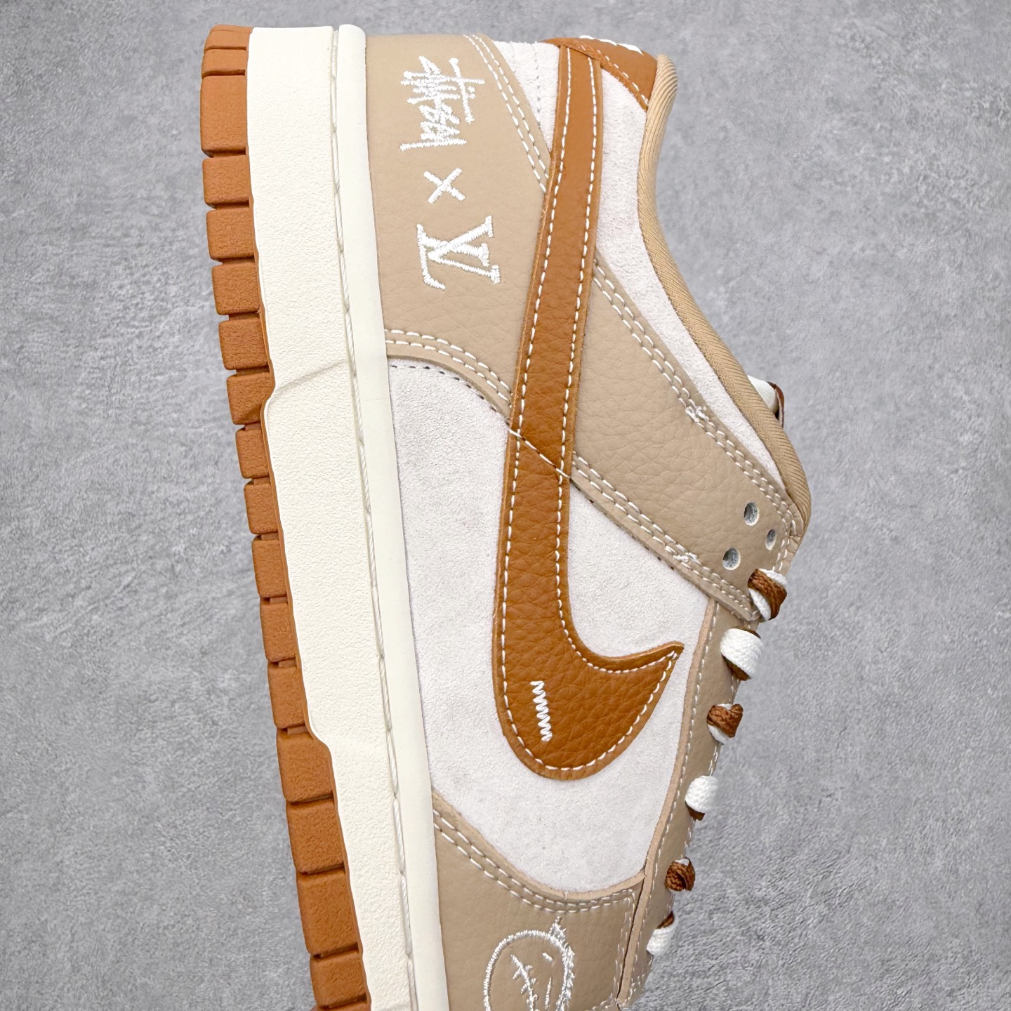 图片[6]-NK Dunk Low SG6688-005 定制系列天花板 无原鞋不开发 全系列得物原鞋一比一校对开发 配色持续更新中 终端对接 优势输出 全套原厂楦头原纸板数据档案倾力打造 原汁原味莞产 极致还原 圈内最强针车工艺 高端零售指定版 广东原厂配套原盒原标 鞋盒分三个尺码段 原厂冲刀 超高清洁度 全鞋零毛边皮料切割 采用原厂百宏鞋带以及原厂百宏织唛舌标 内标可供原厂几率过验 进口原装条纹中底布 四线拉帮白色点胶 原厂拉帮手法遵循公司 原厂电绣 极致还原 尺码：36 36.5 37.5 38 38.5 39 40 40.5 41 42 42.5 43 44 44.5 45 46-选品中心