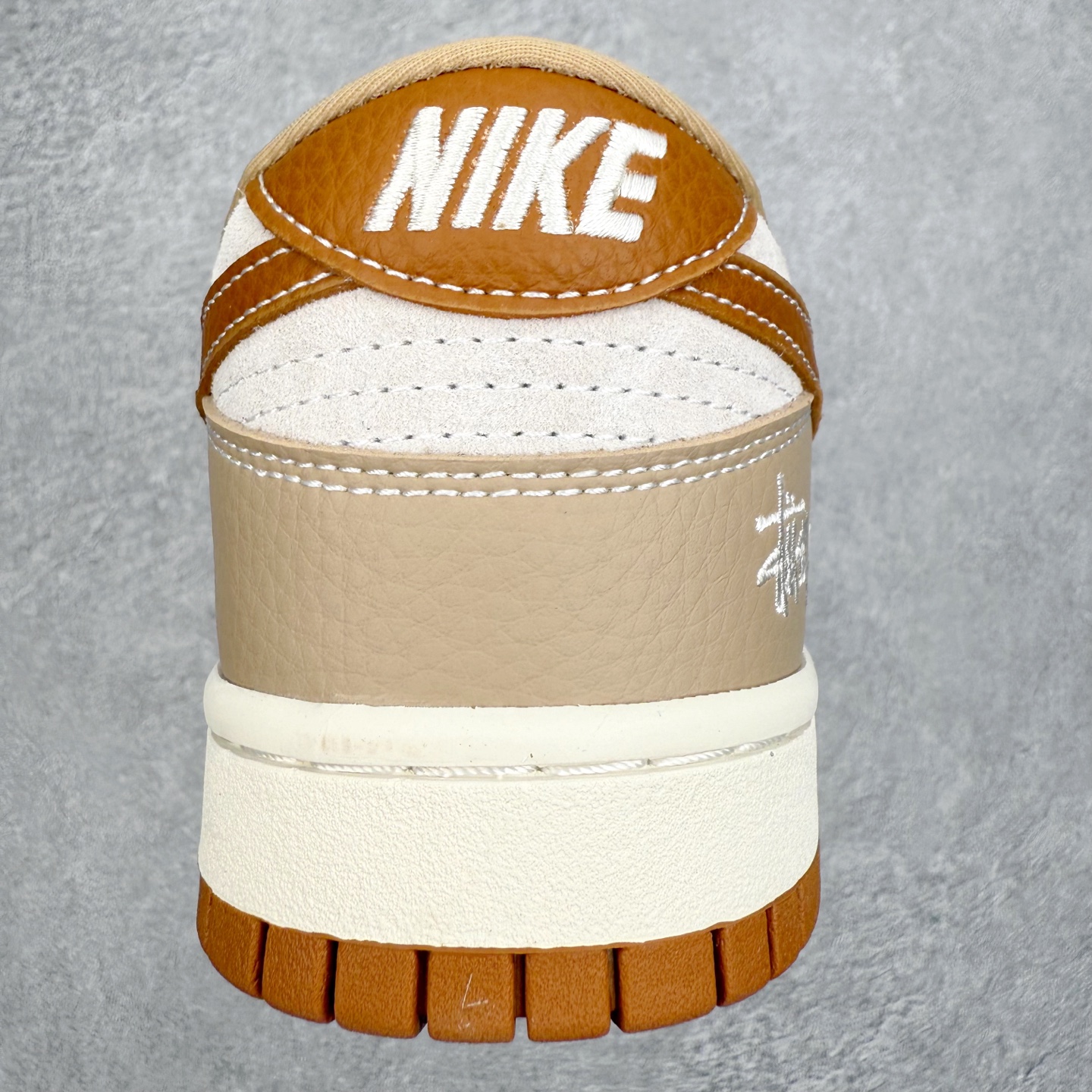 图片[8]-NK Dunk Low SG6688-005 定制系列天花板 无原鞋不开发 全系列得物原鞋一比一校对开发 配色持续更新中 终端对接 优势输出 全套原厂楦头原纸板数据档案倾力打造 原汁原味莞产 极致还原 圈内最强针车工艺 高端零售指定版 广东原厂配套原盒原标 鞋盒分三个尺码段 原厂冲刀 超高清洁度 全鞋零毛边皮料切割 采用原厂百宏鞋带以及原厂百宏织唛舌标 内标可供原厂几率过验 进口原装条纹中底布 四线拉帮白色点胶 原厂拉帮手法遵循公司 原厂电绣 极致还原 尺码：36 36.5 37.5 38 38.5 39 40 40.5 41 42 42.5 43 44 44.5 45 46-选品中心