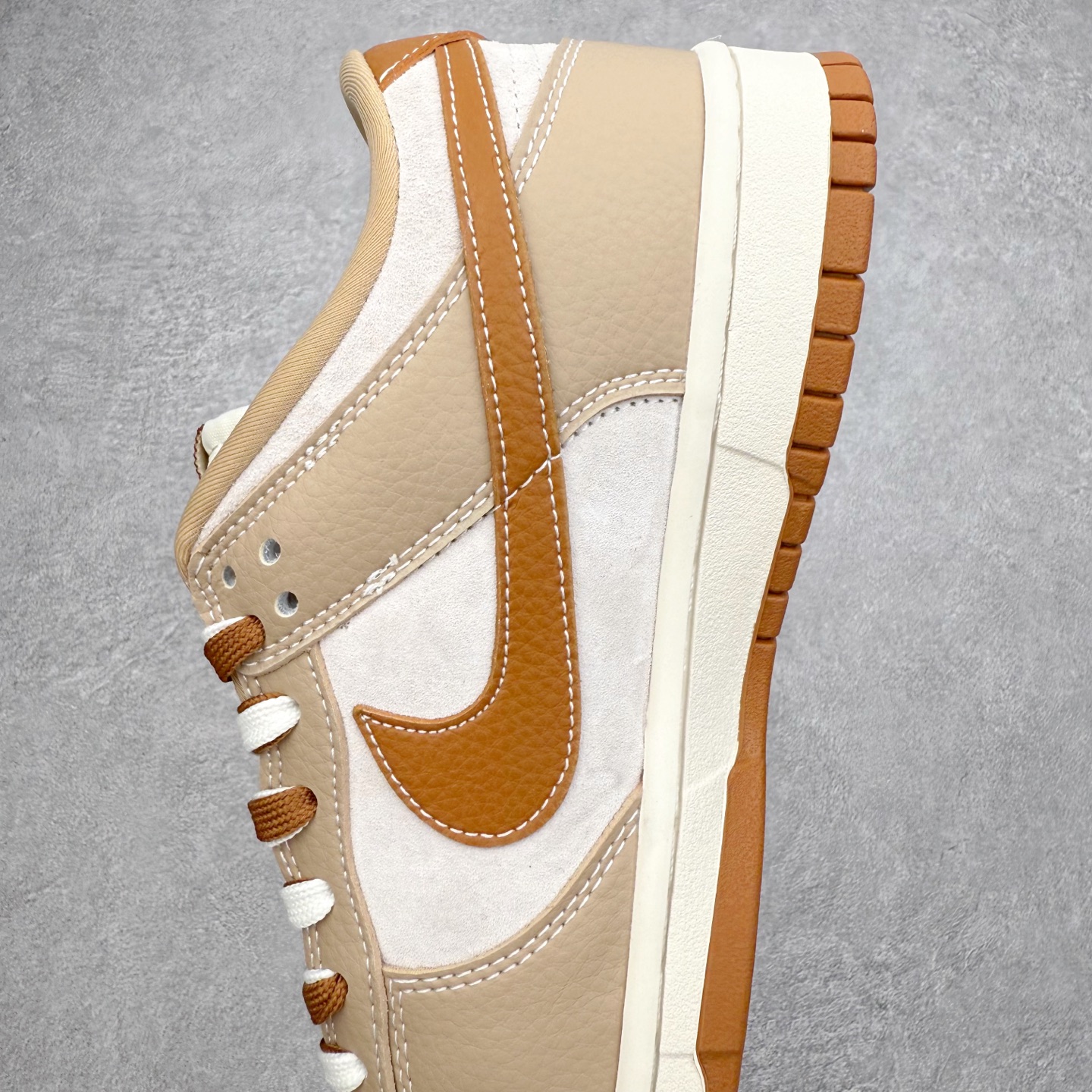 图片[7]-NK Dunk Low SG6688-005 定制系列天花板 无原鞋不开发 全系列得物原鞋一比一校对开发 配色持续更新中 终端对接 优势输出 全套原厂楦头原纸板数据档案倾力打造 原汁原味莞产 极致还原 圈内最强针车工艺 高端零售指定版 广东原厂配套原盒原标 鞋盒分三个尺码段 原厂冲刀 超高清洁度 全鞋零毛边皮料切割 采用原厂百宏鞋带以及原厂百宏织唛舌标 内标可供原厂几率过验 进口原装条纹中底布 四线拉帮白色点胶 原厂拉帮手法遵循公司 原厂电绣 极致还原 尺码：36 36.5 37.5 38 38.5 39 40 40.5 41 42 42.5 43 44 44.5 45 46-选品中心