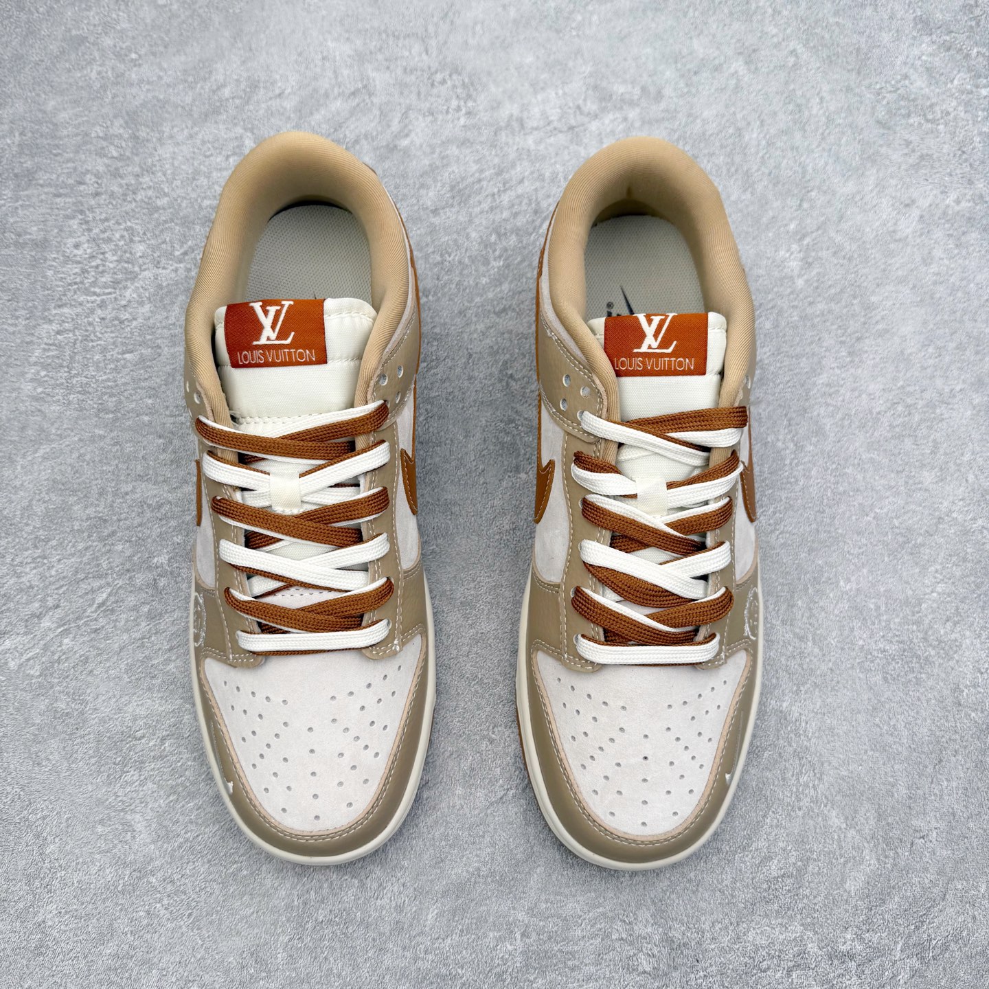 图片[2]-NK Dunk Low SG6688-005 定制系列天花板 无原鞋不开发 全系列得物原鞋一比一校对开发 配色持续更新中 终端对接 优势输出 全套原厂楦头原纸板数据档案倾力打造 原汁原味莞产 极致还原 圈内最强针车工艺 高端零售指定版 广东原厂配套原盒原标 鞋盒分三个尺码段 原厂冲刀 超高清洁度 全鞋零毛边皮料切割 采用原厂百宏鞋带以及原厂百宏织唛舌标 内标可供原厂几率过验 进口原装条纹中底布 四线拉帮白色点胶 原厂拉帮手法遵循公司 原厂电绣 极致还原 尺码：36 36.5 37.5 38 38.5 39 40 40.5 41 42 42.5 43 44 44.5 45 46-选品中心