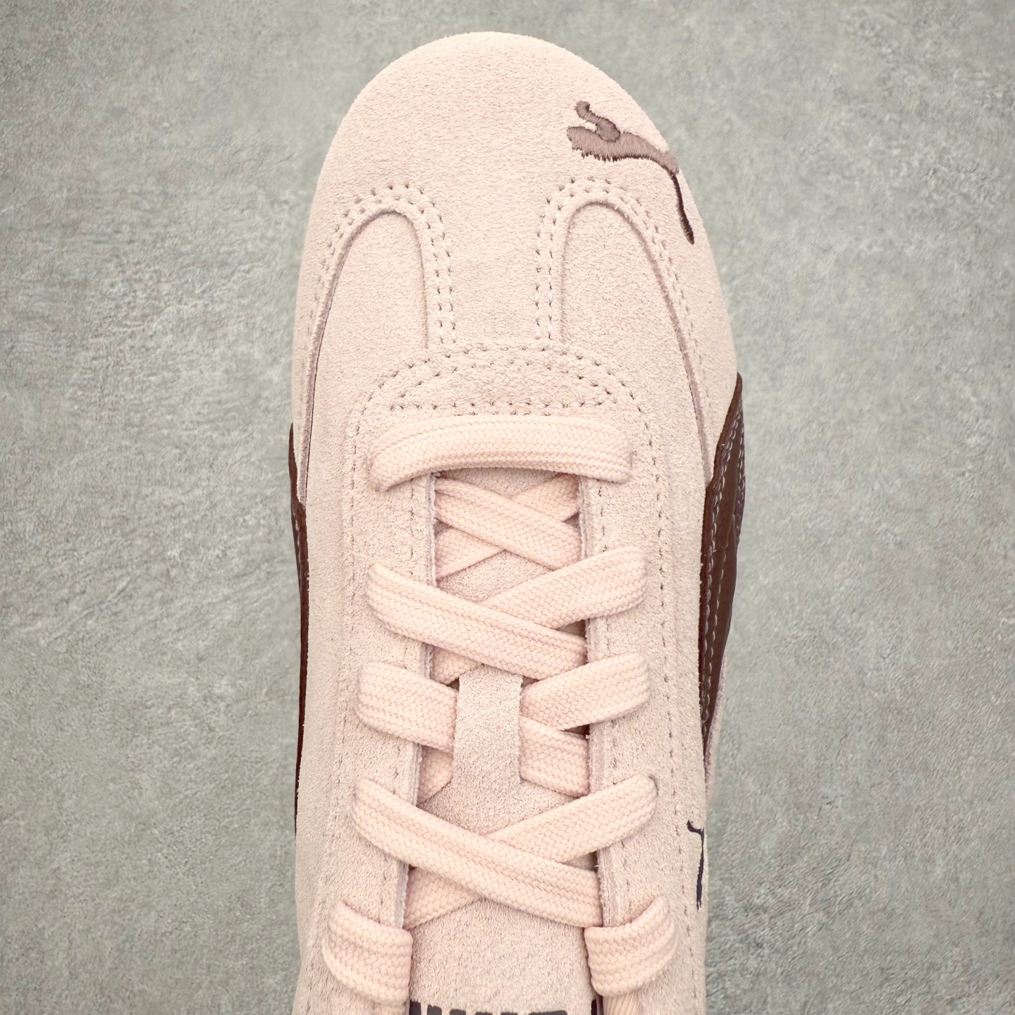 图片[4]-＃CS纯原 PUMA Speedca OG 彪马极速赛车系列低帮德训风拼接复古百搭休闲运动赛车鞋 鞋款从80、90年代赛车手所穿的防火赛车鞋为原型，鞋身线条模仿了赛车的流线廓形，体现了空气动力学原理的结构。简约流畅的外观，恰好又和贯穿其中的Formstrip Logo融合恰到好处，视觉上细节丰富且协调。本次Speedcat OG鞋款归来，最大看点自然式保留了窄版鞋型以及薄底构造。这两年各品牌鞋底越做越厚，Speedcat反其道而行之，上脚几乎无鞋底的效果带来耳目一新的视觉体验。鞋面依旧是以质感细腻的麂皮材质打造，并且大面积近乎全包裹的使用，复古味道也愈发浓烈。配色上更是将最原始的黑色和红色带回，向F1赛车队的标志性队服致敬。相信让各位一眼种草的更多是出挑的大红色，上脚即可瞬间点亮整体造型，在以球鞋为核心的OOTD中脱颖而出。而另一款黑色则是低调的万金油，彰显新潮个性的同时又不喧宾夺主，也是热爱简约系穿搭朋友的首选。 尺码：35.5 36 37 37.5 38 38.5 39 40 40.5 41 42 42.5 43 44 44.5 45-选品中心