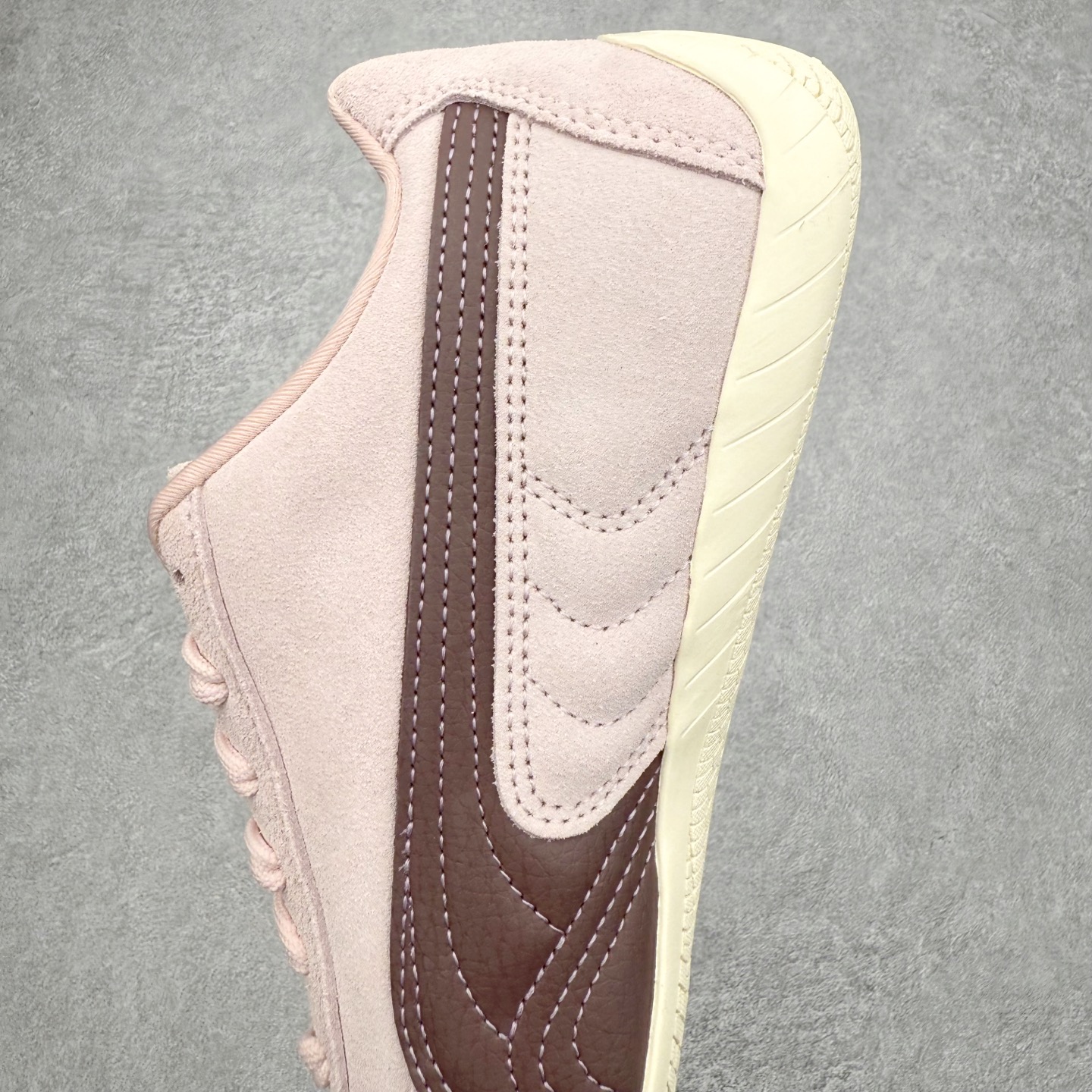 图片[7]-＃CS纯原 PUMA Speedca OG 彪马极速赛车系列低帮德训风拼接复古百搭休闲运动赛车鞋 鞋款从80、90年代赛车手所穿的防火赛车鞋为原型，鞋身线条模仿了赛车的流线廓形，体现了空气动力学原理的结构。简约流畅的外观，恰好又和贯穿其中的Formstrip Logo融合恰到好处，视觉上细节丰富且协调。本次Speedcat OG鞋款归来，最大看点自然式保留了窄版鞋型以及薄底构造。这两年各品牌鞋底越做越厚，Speedcat反其道而行之，上脚几乎无鞋底的效果带来耳目一新的视觉体验。鞋面依旧是以质感细腻的麂皮材质打造，并且大面积近乎全包裹的使用，复古味道也愈发浓烈。配色上更是将最原始的黑色和红色带回，向F1赛车队的标志性队服致敬。相信让各位一眼种草的更多是出挑的大红色，上脚即可瞬间点亮整体造型，在以球鞋为核心的OOTD中脱颖而出。而另一款黑色则是低调的万金油，彰显新潮个性的同时又不喧宾夺主，也是热爱简约系穿搭朋友的首选。 尺码：35.5 36 37 37.5 38 38.5 39 40 40.5 41 42 42.5 43 44 44.5 45-选品中心