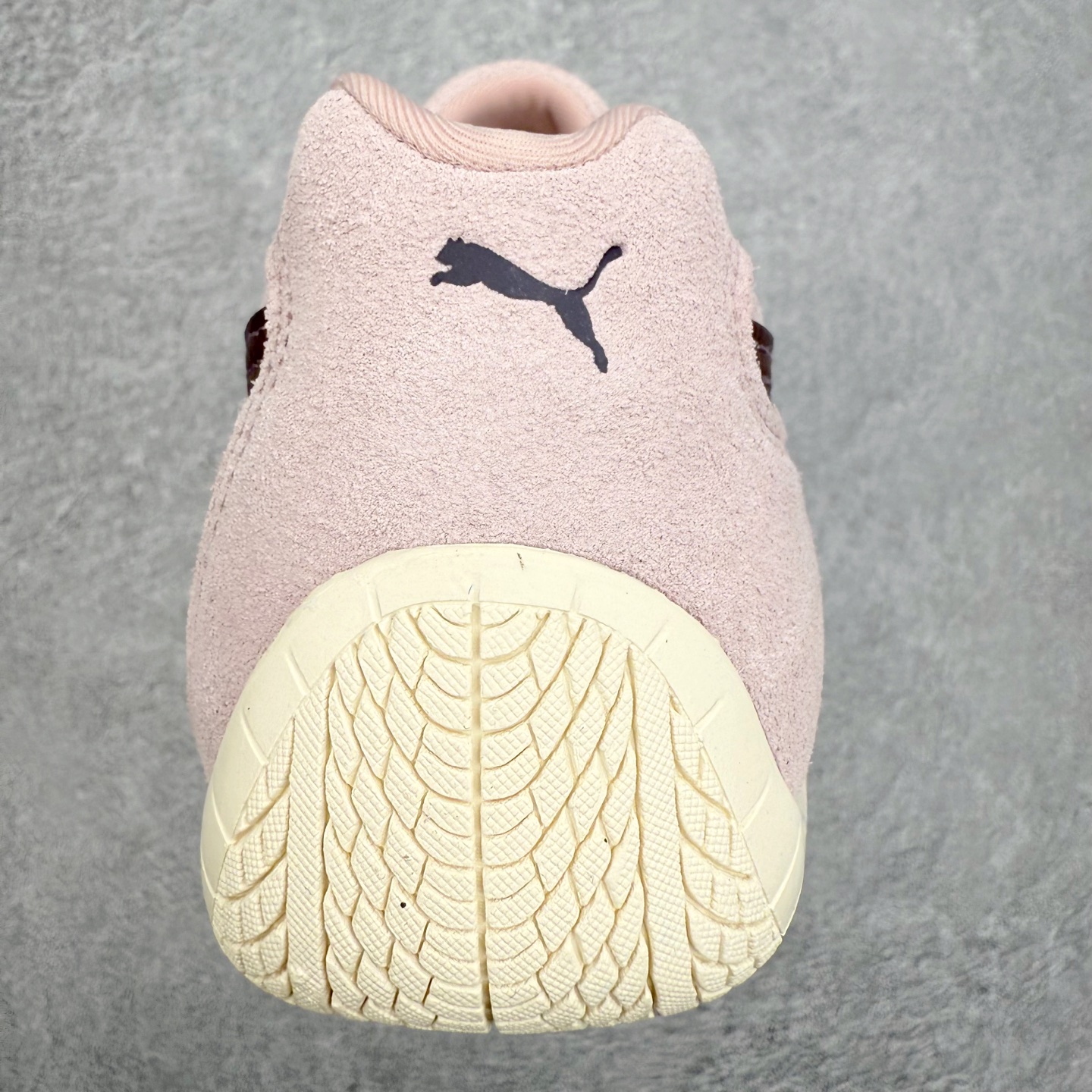 图片[8]-＃CS纯原 PUMA Speedca OG 彪马极速赛车系列低帮德训风拼接复古百搭休闲运动赛车鞋 鞋款从80、90年代赛车手所穿的防火赛车鞋为原型，鞋身线条模仿了赛车的流线廓形，体现了空气动力学原理的结构。简约流畅的外观，恰好又和贯穿其中的Formstrip Logo融合恰到好处，视觉上细节丰富且协调。本次Speedcat OG鞋款归来，最大看点自然式保留了窄版鞋型以及薄底构造。这两年各品牌鞋底越做越厚，Speedcat反其道而行之，上脚几乎无鞋底的效果带来耳目一新的视觉体验。鞋面依旧是以质感细腻的麂皮材质打造，并且大面积近乎全包裹的使用，复古味道也愈发浓烈。配色上更是将最原始的黑色和红色带回，向F1赛车队的标志性队服致敬。相信让各位一眼种草的更多是出挑的大红色，上脚即可瞬间点亮整体造型，在以球鞋为核心的OOTD中脱颖而出。而另一款黑色则是低调的万金油，彰显新潮个性的同时又不喧宾夺主，也是热爱简约系穿搭朋友的首选。 尺码：35.5 36 37 37.5 38 38.5 39 40 40.5 41 42 42.5 43 44 44.5 45-选品中心