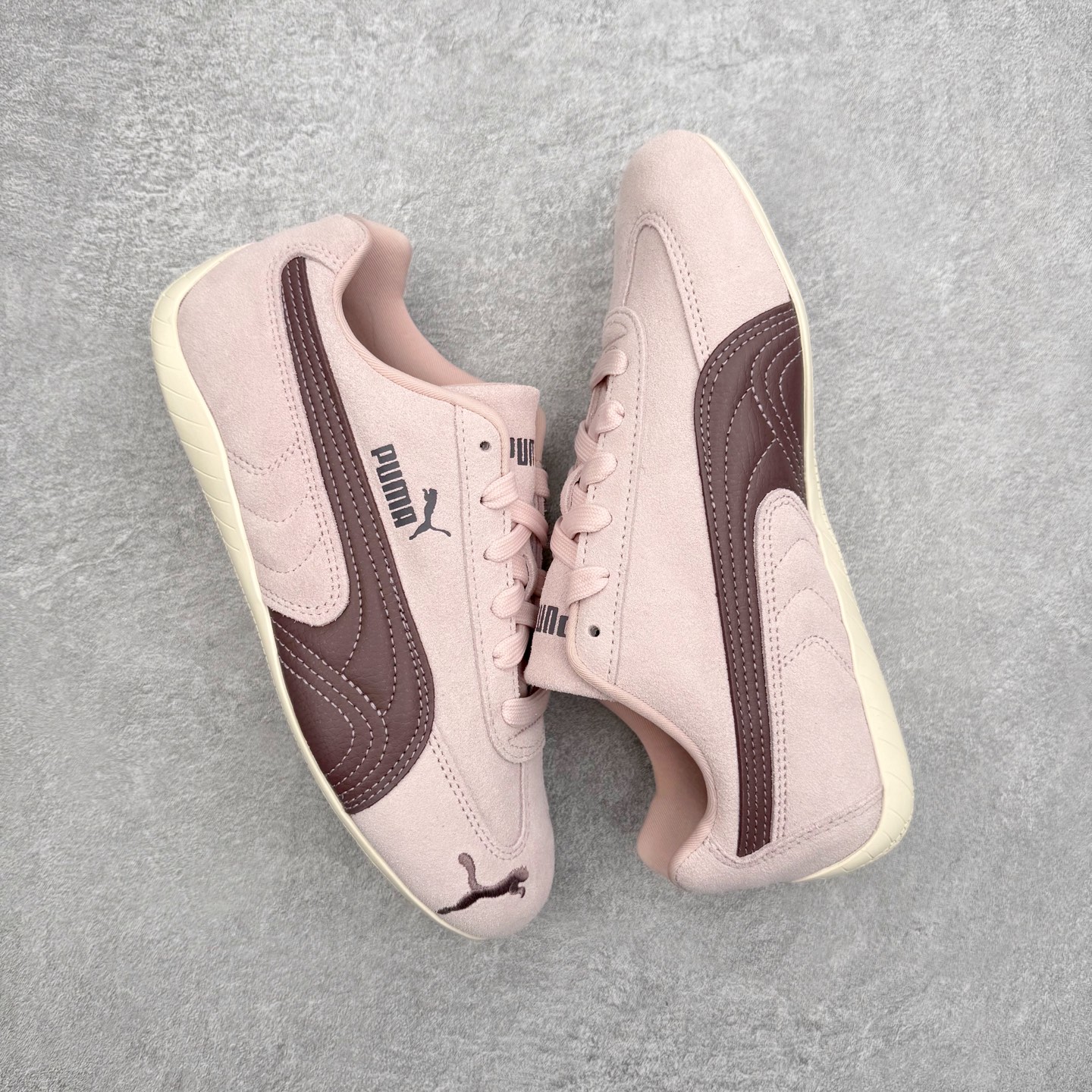 图片[3]-＃CS纯原 PUMA Speedca OG 彪马极速赛车系列低帮德训风拼接复古百搭休闲运动赛车鞋 鞋款从80、90年代赛车手所穿的防火赛车鞋为原型，鞋身线条模仿了赛车的流线廓形，体现了空气动力学原理的结构。简约流畅的外观，恰好又和贯穿其中的Formstrip Logo融合恰到好处，视觉上细节丰富且协调。本次Speedcat OG鞋款归来，最大看点自然式保留了窄版鞋型以及薄底构造。这两年各品牌鞋底越做越厚，Speedcat反其道而行之，上脚几乎无鞋底的效果带来耳目一新的视觉体验。鞋面依旧是以质感细腻的麂皮材质打造，并且大面积近乎全包裹的使用，复古味道也愈发浓烈。配色上更是将最原始的黑色和红色带回，向F1赛车队的标志性队服致敬。相信让各位一眼种草的更多是出挑的大红色，上脚即可瞬间点亮整体造型，在以球鞋为核心的OOTD中脱颖而出。而另一款黑色则是低调的万金油，彰显新潮个性的同时又不喧宾夺主，也是热爱简约系穿搭朋友的首选。 尺码：35.5 36 37 37.5 38 38.5 39 40 40.5 41 42 42.5 43 44 44.5 45-选品中心