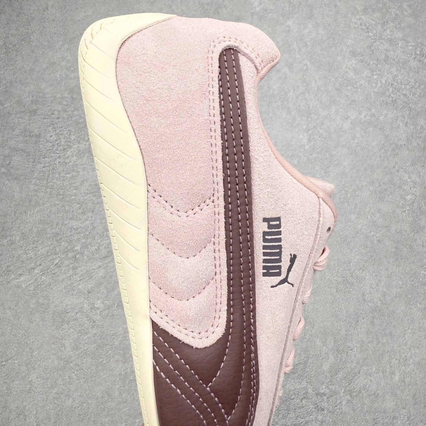 图片[6]-＃CS纯原 PUMA Speedca OG 彪马极速赛车系列低帮德训风拼接复古百搭休闲运动赛车鞋 鞋款从80、90年代赛车手所穿的防火赛车鞋为原型，鞋身线条模仿了赛车的流线廓形，体现了空气动力学原理的结构。简约流畅的外观，恰好又和贯穿其中的Formstrip Logo融合恰到好处，视觉上细节丰富且协调。本次Speedcat OG鞋款归来，最大看点自然式保留了窄版鞋型以及薄底构造。这两年各品牌鞋底越做越厚，Speedcat反其道而行之，上脚几乎无鞋底的效果带来耳目一新的视觉体验。鞋面依旧是以质感细腻的麂皮材质打造，并且大面积近乎全包裹的使用，复古味道也愈发浓烈。配色上更是将最原始的黑色和红色带回，向F1赛车队的标志性队服致敬。相信让各位一眼种草的更多是出挑的大红色，上脚即可瞬间点亮整体造型，在以球鞋为核心的OOTD中脱颖而出。而另一款黑色则是低调的万金油，彰显新潮个性的同时又不喧宾夺主，也是热爱简约系穿搭朋友的首选。 尺码：35.5 36 37 37.5 38 38.5 39 40 40.5 41 42 42.5 43 44 44.5 45-选品中心