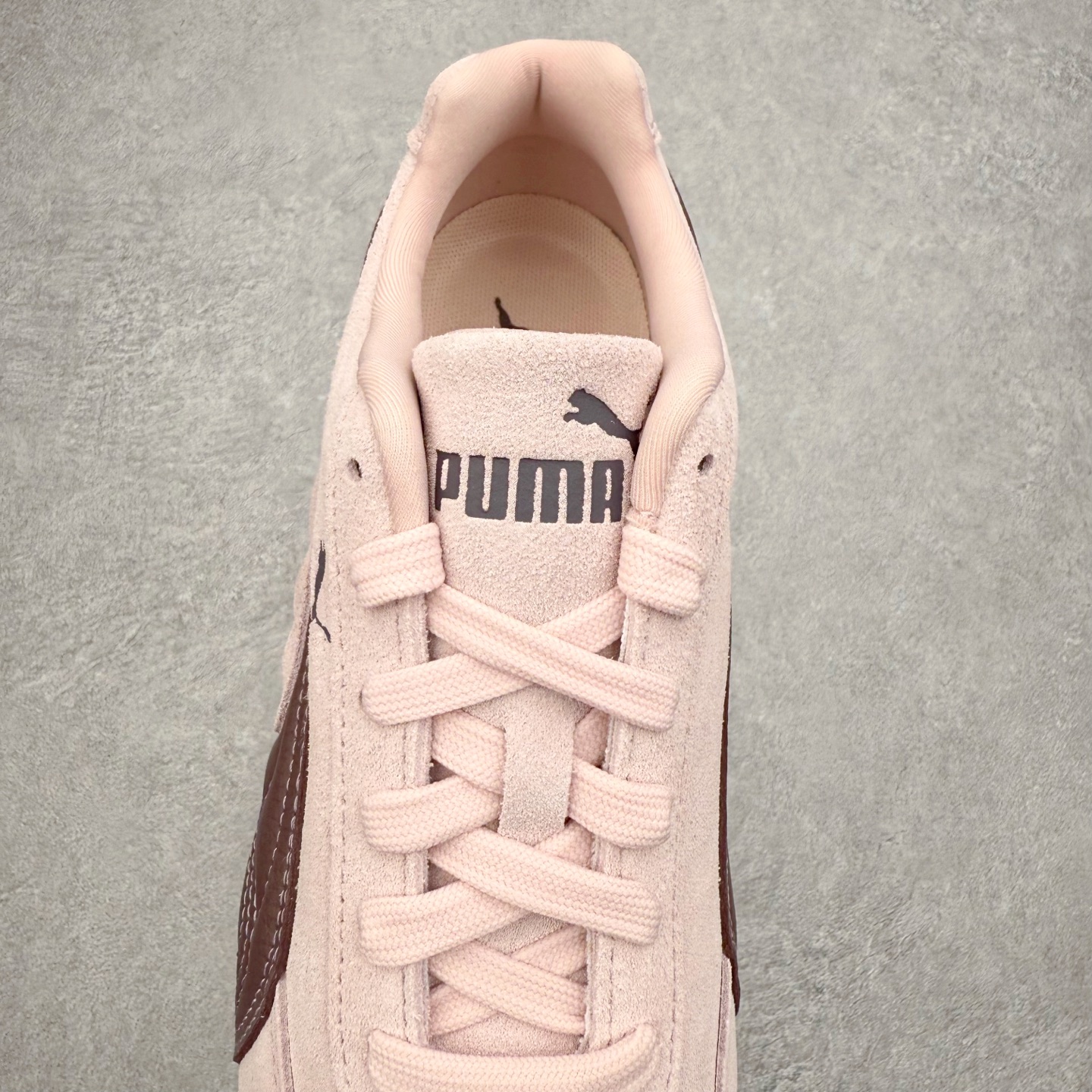 图片[5]-＃CS纯原 PUMA Speedca OG 彪马极速赛车系列低帮德训风拼接复古百搭休闲运动赛车鞋 鞋款从80、90年代赛车手所穿的防火赛车鞋为原型，鞋身线条模仿了赛车的流线廓形，体现了空气动力学原理的结构。简约流畅的外观，恰好又和贯穿其中的Formstrip Logo融合恰到好处，视觉上细节丰富且协调。本次Speedcat OG鞋款归来，最大看点自然式保留了窄版鞋型以及薄底构造。这两年各品牌鞋底越做越厚，Speedcat反其道而行之，上脚几乎无鞋底的效果带来耳目一新的视觉体验。鞋面依旧是以质感细腻的麂皮材质打造，并且大面积近乎全包裹的使用，复古味道也愈发浓烈。配色上更是将最原始的黑色和红色带回，向F1赛车队的标志性队服致敬。相信让各位一眼种草的更多是出挑的大红色，上脚即可瞬间点亮整体造型，在以球鞋为核心的OOTD中脱颖而出。而另一款黑色则是低调的万金油，彰显新潮个性的同时又不喧宾夺主，也是热爱简约系穿搭朋友的首选。 尺码：35.5 36 37 37.5 38 38.5 39 40 40.5 41 42 42.5 43 44 44.5 45-选品中心