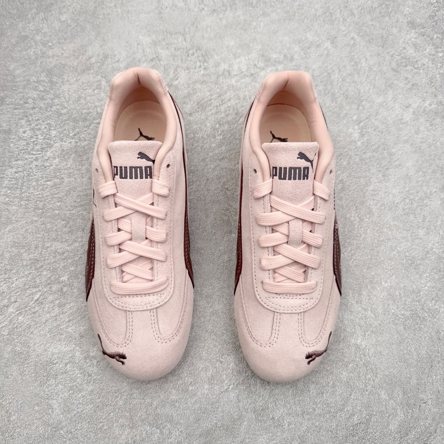 图片[2]-＃CS纯原 PUMA Speedca OG 彪马极速赛车系列低帮德训风拼接复古百搭休闲运动赛车鞋 鞋款从80、90年代赛车手所穿的防火赛车鞋为原型，鞋身线条模仿了赛车的流线廓形，体现了空气动力学原理的结构。简约流畅的外观，恰好又和贯穿其中的Formstrip Logo融合恰到好处，视觉上细节丰富且协调。本次Speedcat OG鞋款归来，最大看点自然式保留了窄版鞋型以及薄底构造。这两年各品牌鞋底越做越厚，Speedcat反其道而行之，上脚几乎无鞋底的效果带来耳目一新的视觉体验。鞋面依旧是以质感细腻的麂皮材质打造，并且大面积近乎全包裹的使用，复古味道也愈发浓烈。配色上更是将最原始的黑色和红色带回，向F1赛车队的标志性队服致敬。相信让各位一眼种草的更多是出挑的大红色，上脚即可瞬间点亮整体造型，在以球鞋为核心的OOTD中脱颖而出。而另一款黑色则是低调的万金油，彰显新潮个性的同时又不喧宾夺主，也是热爱简约系穿搭朋友的首选。 尺码：35.5 36 37 37.5 38 38.5 39 40 40.5 41 42 42.5 43 44 44.5 45-选品中心