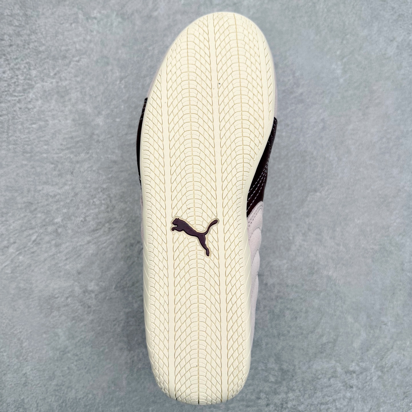 图片[9]-＃CS纯原 PUMA Speedca OG 彪马极速赛车系列低帮德训风拼接复古百搭休闲运动赛车鞋 鞋款从80、90年代赛车手所穿的防火赛车鞋为原型，鞋身线条模仿了赛车的流线廓形，体现了空气动力学原理的结构。简约流畅的外观，恰好又和贯穿其中的Formstrip Logo融合恰到好处，视觉上细节丰富且协调。本次Speedcat OG鞋款归来，最大看点自然式保留了窄版鞋型以及薄底构造。这两年各品牌鞋底越做越厚，Speedcat反其道而行之，上脚几乎无鞋底的效果带来耳目一新的视觉体验。鞋面依旧是以质感细腻的麂皮材质打造，并且大面积近乎全包裹的使用，复古味道也愈发浓烈。配色上更是将最原始的黑色和红色带回，向F1赛车队的标志性队服致敬。相信让各位一眼种草的更多是出挑的大红色，上脚即可瞬间点亮整体造型，在以球鞋为核心的OOTD中脱颖而出。而另一款黑色则是低调的万金油，彰显新潮个性的同时又不喧宾夺主，也是热爱简约系穿搭朋友的首选。 尺码：35.5 36 37 37.5 38 38.5 39 40 40.5 41 42 42.5 43 44 44.5 45-选品中心