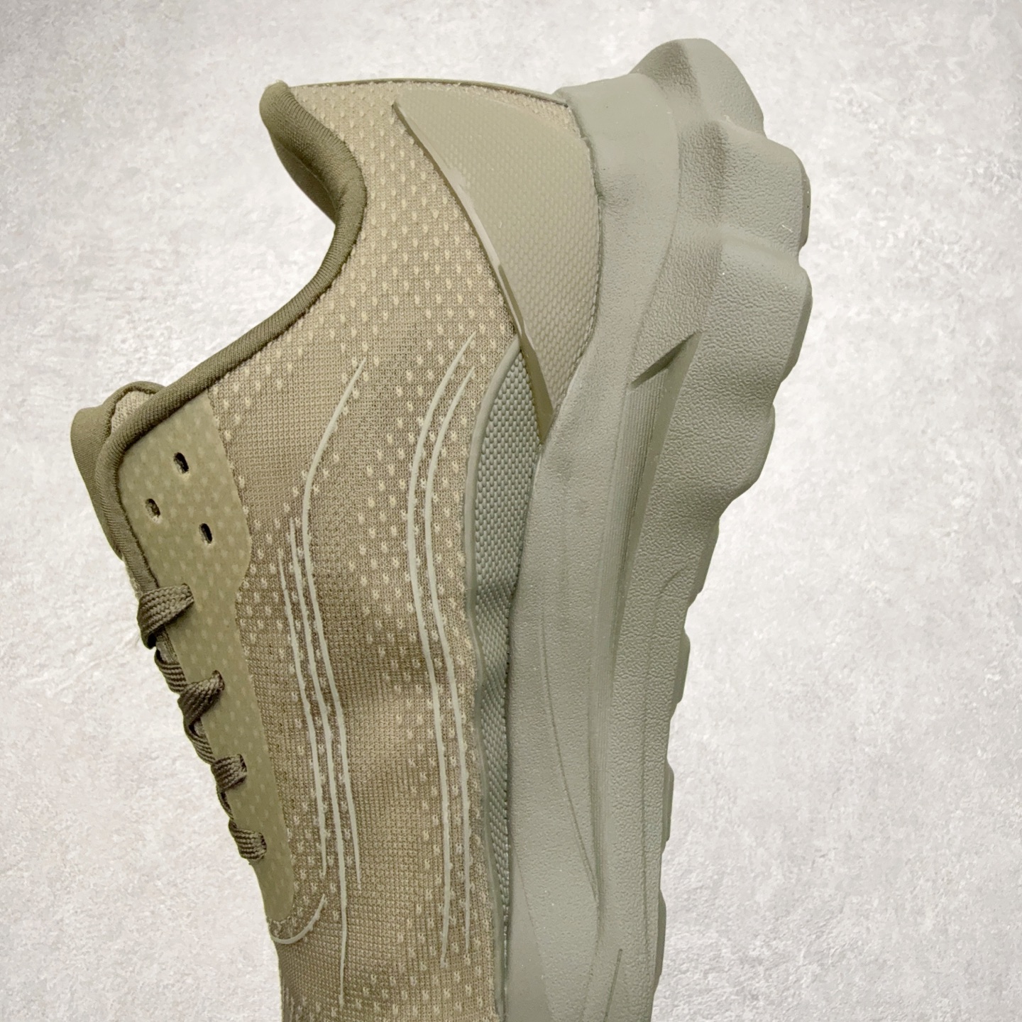 图片[7]-Alo yoga Alo Runner 舒适百搭防滑耐磨低帮跑步鞋 Alo Yoga于2007年创立于洛杉矶，意在传播有意识的运动，同时激发人们的健康意识与创造力。品牌的核心理念在于制作能够带来完美体验的瑜伽服饰与功能性单品，让有意识的运动触入并改变生活。Alo Yoga将其设计延伸到日常服饰概念，坚持不懈地捕捉当代时尚潮流，将品牌的运动美学理念、精致前卫的设计与舒适功能面料完美结合。与此同时，Alo Yoga的设计受到了时尚界人士与名人们的追捧，Talor Swift、Kendall Jenner等街拍照片中都曾出现品牌不同单品的身影。尺码：36 36.5 37.5 38 38.5 39 40 40.5 41 42 42.5 43 44 44.5 45-选品中心