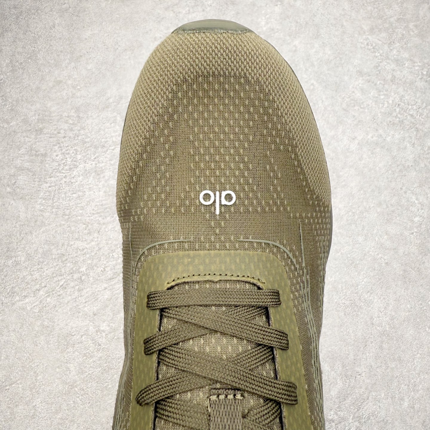 图片[4]-Alo yoga Alo Runner 舒适百搭防滑耐磨低帮跑步鞋 Alo Yoga于2007年创立于洛杉矶，意在传播有意识的运动，同时激发人们的健康意识与创造力。品牌的核心理念在于制作能够带来完美体验的瑜伽服饰与功能性单品，让有意识的运动触入并改变生活。Alo Yoga将其设计延伸到日常服饰概念，坚持不懈地捕捉当代时尚潮流，将品牌的运动美学理念、精致前卫的设计与舒适功能面料完美结合。与此同时，Alo Yoga的设计受到了时尚界人士与名人们的追捧，Talor Swift、Kendall Jenner等街拍照片中都曾出现品牌不同单品的身影。尺码：36 36.5 37.5 38 38.5 39 40 40.5 41 42 42.5 43 44 44.5 45-选品中心