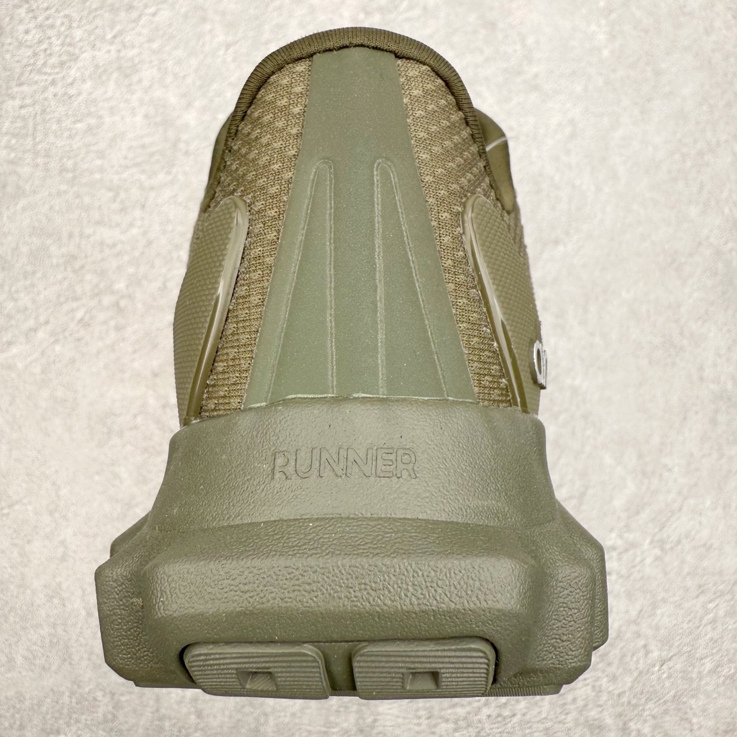 图片[8]-Alo yoga Alo Runner 舒适百搭防滑耐磨低帮跑步鞋 Alo Yoga于2007年创立于洛杉矶，意在传播有意识的运动，同时激发人们的健康意识与创造力。品牌的核心理念在于制作能够带来完美体验的瑜伽服饰与功能性单品，让有意识的运动触入并改变生活。Alo Yoga将其设计延伸到日常服饰概念，坚持不懈地捕捉当代时尚潮流，将品牌的运动美学理念、精致前卫的设计与舒适功能面料完美结合。与此同时，Alo Yoga的设计受到了时尚界人士与名人们的追捧，Talor Swift、Kendall Jenner等街拍照片中都曾出现品牌不同单品的身影。尺码：36 36.5 37.5 38 38.5 39 40 40.5 41 42 42.5 43 44 44.5 45-选品中心