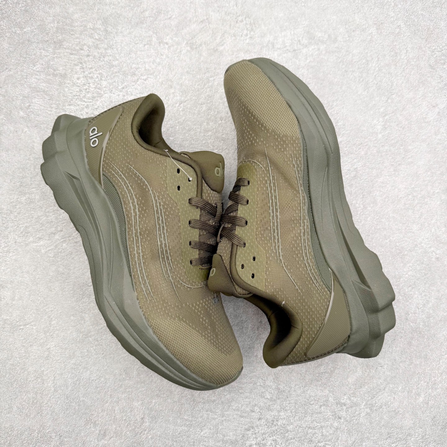 图片[3]-Alo yoga Alo Runner 舒适百搭防滑耐磨低帮跑步鞋 Alo Yoga于2007年创立于洛杉矶，意在传播有意识的运动，同时激发人们的健康意识与创造力。品牌的核心理念在于制作能够带来完美体验的瑜伽服饰与功能性单品，让有意识的运动触入并改变生活。Alo Yoga将其设计延伸到日常服饰概念，坚持不懈地捕捉当代时尚潮流，将品牌的运动美学理念、精致前卫的设计与舒适功能面料完美结合。与此同时，Alo Yoga的设计受到了时尚界人士与名人们的追捧，Talor Swift、Kendall Jenner等街拍照片中都曾出现品牌不同单品的身影。尺码：36 36.5 37.5 38 38.5 39 40 40.5 41 42 42.5 43 44 44.5 45-选品中心