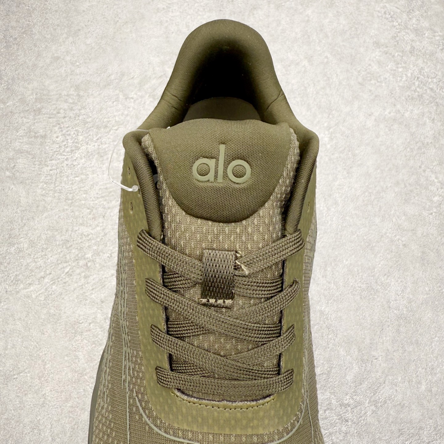 图片[5]-Alo yoga Alo Runner 舒适百搭防滑耐磨低帮跑步鞋 Alo Yoga于2007年创立于洛杉矶，意在传播有意识的运动，同时激发人们的健康意识与创造力。品牌的核心理念在于制作能够带来完美体验的瑜伽服饰与功能性单品，让有意识的运动触入并改变生活。Alo Yoga将其设计延伸到日常服饰概念，坚持不懈地捕捉当代时尚潮流，将品牌的运动美学理念、精致前卫的设计与舒适功能面料完美结合。与此同时，Alo Yoga的设计受到了时尚界人士与名人们的追捧，Talor Swift、Kendall Jenner等街拍照片中都曾出现品牌不同单品的身影。尺码：36 36.5 37.5 38 38.5 39 40 40.5 41 42 42.5 43 44 44.5 45-选品中心