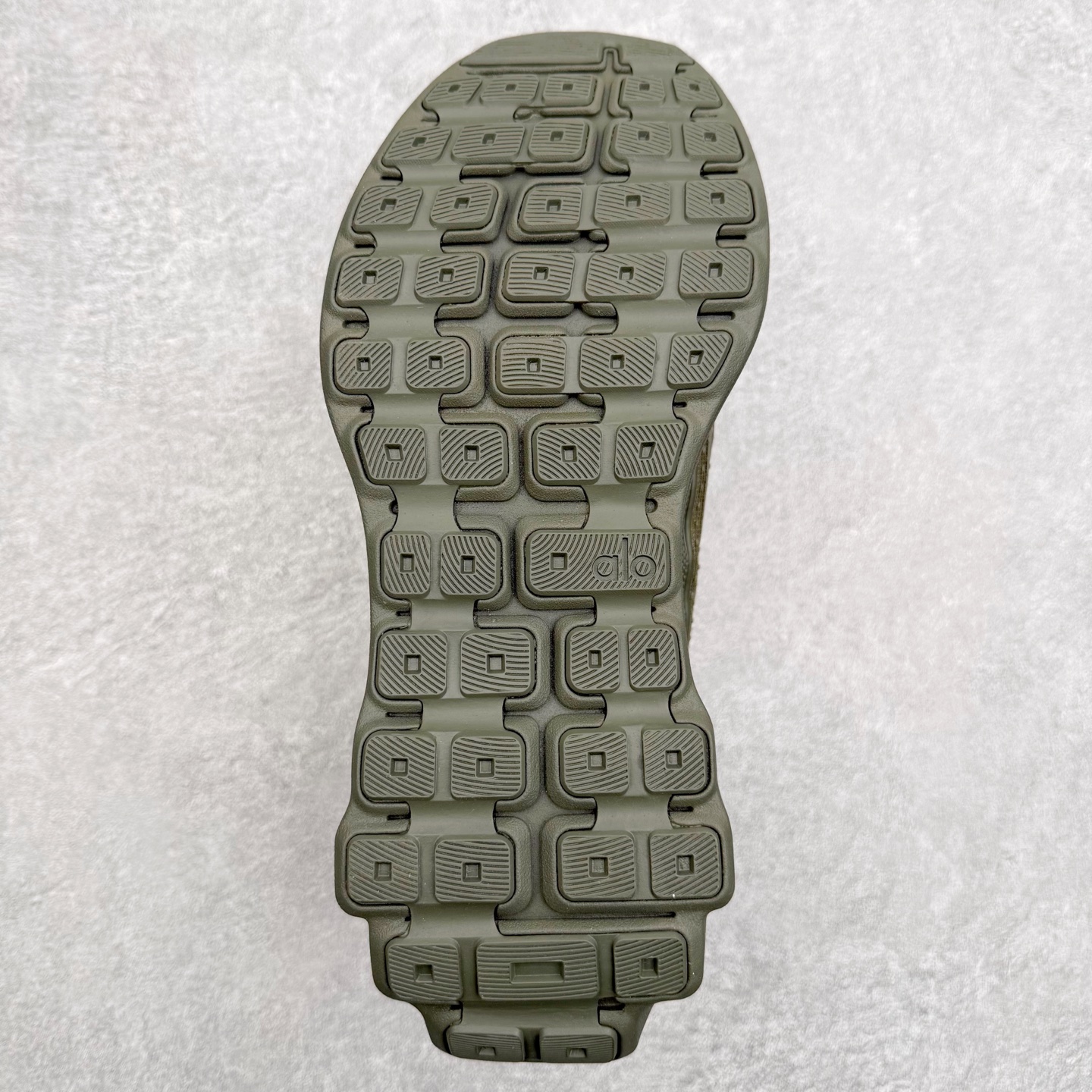 图片[9]-Alo yoga Alo Runner 舒适百搭防滑耐磨低帮跑步鞋 Alo Yoga于2007年创立于洛杉矶，意在传播有意识的运动，同时激发人们的健康意识与创造力。品牌的核心理念在于制作能够带来完美体验的瑜伽服饰与功能性单品，让有意识的运动触入并改变生活。Alo Yoga将其设计延伸到日常服饰概念，坚持不懈地捕捉当代时尚潮流，将品牌的运动美学理念、精致前卫的设计与舒适功能面料完美结合。与此同时，Alo Yoga的设计受到了时尚界人士与名人们的追捧，Talor Swift、Kendall Jenner等街拍照片中都曾出现品牌不同单品的身影。尺码：36 36.5 37.5 38 38.5 39 40 40.5 41 42 42.5 43 44 44.5 45-选品中心