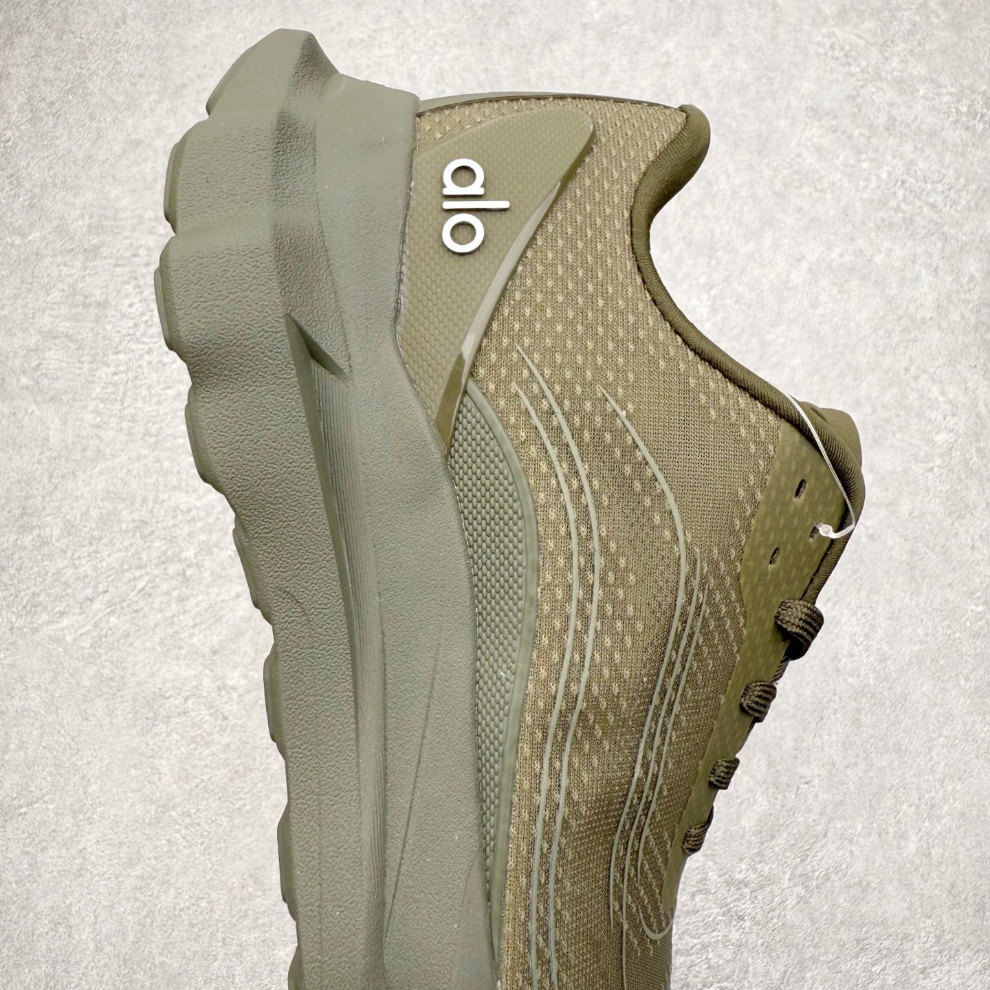 图片[6]-Alo yoga Alo Runner 舒适百搭防滑耐磨低帮跑步鞋 Alo Yoga于2007年创立于洛杉矶，意在传播有意识的运动，同时激发人们的健康意识与创造力。品牌的核心理念在于制作能够带来完美体验的瑜伽服饰与功能性单品，让有意识的运动触入并改变生活。Alo Yoga将其设计延伸到日常服饰概念，坚持不懈地捕捉当代时尚潮流，将品牌的运动美学理念、精致前卫的设计与舒适功能面料完美结合。与此同时，Alo Yoga的设计受到了时尚界人士与名人们的追捧，Talor Swift、Kendall Jenner等街拍照片中都曾出现品牌不同单品的身影。尺码：36 36.5 37.5 38 38.5 39 40 40.5 41 42 42.5 43 44 44.5 45-选品中心