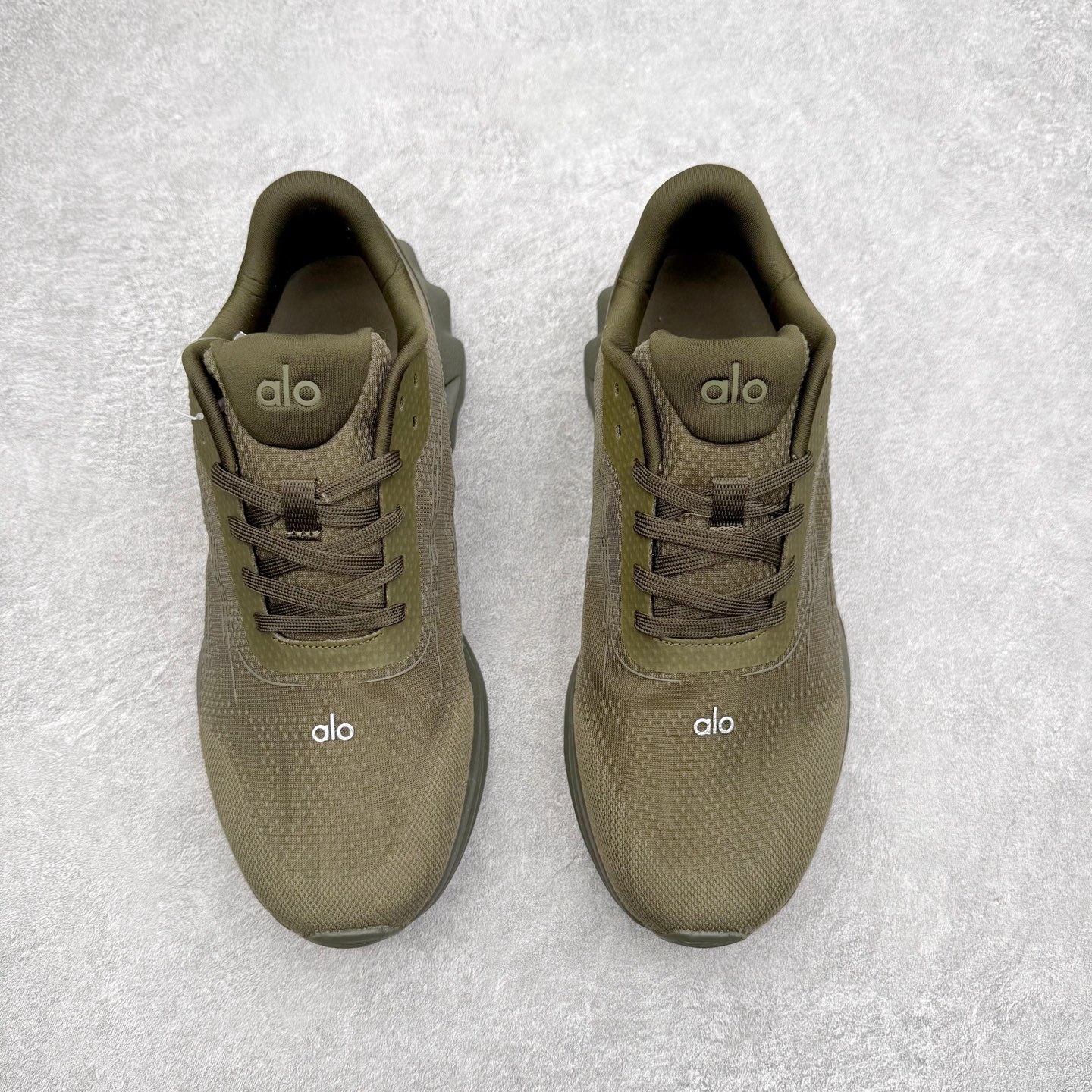 图片[2]-Alo yoga Alo Runner 舒适百搭防滑耐磨低帮跑步鞋 Alo Yoga于2007年创立于洛杉矶，意在传播有意识的运动，同时激发人们的健康意识与创造力。品牌的核心理念在于制作能够带来完美体验的瑜伽服饰与功能性单品，让有意识的运动触入并改变生活。Alo Yoga将其设计延伸到日常服饰概念，坚持不懈地捕捉当代时尚潮流，将品牌的运动美学理念、精致前卫的设计与舒适功能面料完美结合。与此同时，Alo Yoga的设计受到了时尚界人士与名人们的追捧，Talor Swift、Kendall Jenner等街拍照片中都曾出现品牌不同单品的身影。尺码：36 36.5 37.5 38 38.5 39 40 40.5 41 42 42.5 43 44 44.5 45-选品中心