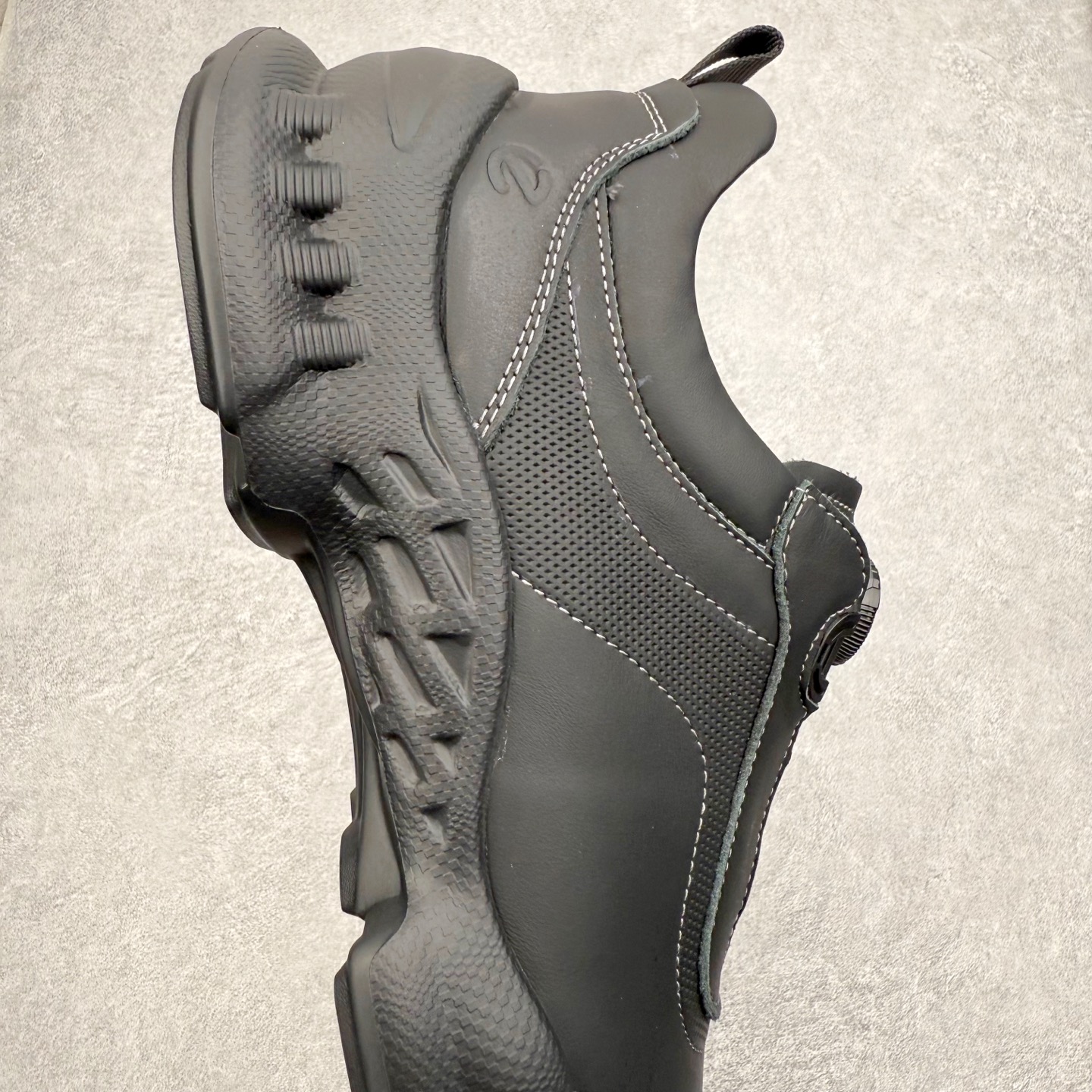 图片[6]-ECCO爱步跑步鞋百搭舒适 秋冬新款厚底休闲运动鞋男鞋 灵动系列 黄景瑜同款 品质牛皮鞋面，轻盈柔韧 具有良好的透气性 细腻柔软 简约系带设计 可自由调节松紧 贴合脚型 PU泡沫橡胶大底 抓地力强 具有良好的防滑耐磨性 时尚简约 休闲百搭 尺码：38 39 40 41 42 43 44 （皮鞋码）-选品中心