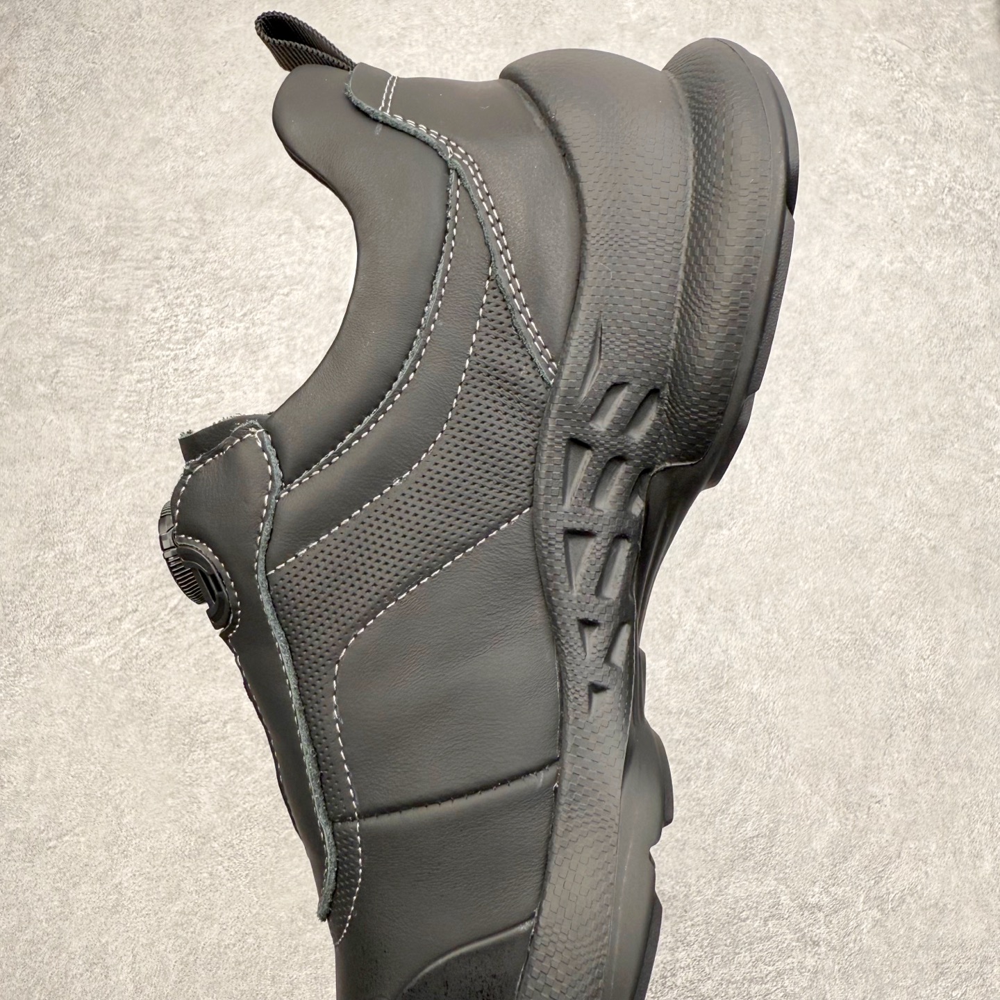 图片[7]-ECCO爱步跑步鞋百搭舒适 秋冬新款厚底休闲运动鞋男鞋 灵动系列 黄景瑜同款 品质牛皮鞋面，轻盈柔韧 具有良好的透气性 细腻柔软 简约系带设计 可自由调节松紧 贴合脚型 PU泡沫橡胶大底 抓地力强 具有良好的防滑耐磨性 时尚简约 休闲百搭 尺码：38 39 40 41 42 43 44 （皮鞋码）-选品中心