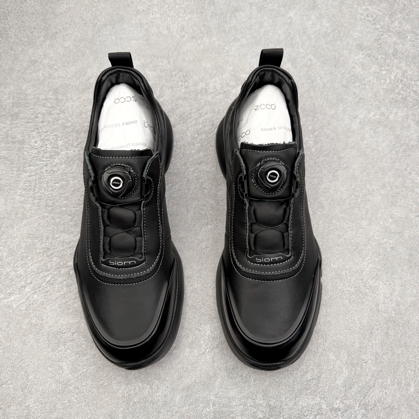 图片[2]-ECCO爱步跑步鞋百搭舒适 秋冬新款厚底休闲运动鞋男鞋 灵动系列 黄景瑜同款 品质牛皮鞋面，轻盈柔韧 具有良好的透气性 细腻柔软 简约系带设计 可自由调节松紧 贴合脚型 PU泡沫橡胶大底 抓地力强 具有良好的防滑耐磨性 时尚简约 休闲百搭 尺码：38 39 40 41 42 43 44 （皮鞋码）-选品中心