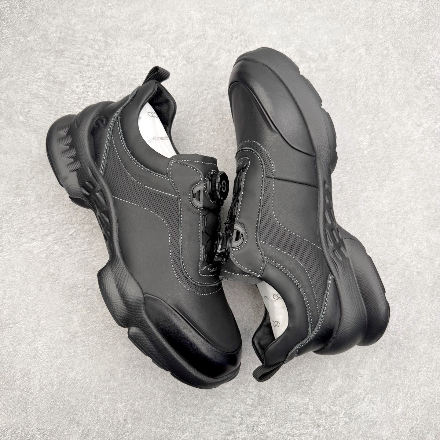 图片[3]-ECCO爱步跑步鞋百搭舒适 秋冬新款厚底休闲运动鞋男鞋 灵动系列 黄景瑜同款 品质牛皮鞋面，轻盈柔韧 具有良好的透气性 细腻柔软 简约系带设计 可自由调节松紧 贴合脚型 PU泡沫橡胶大底 抓地力强 具有良好的防滑耐磨性 时尚简约 休闲百搭 尺码：38 39 40 41 42 43 44 （皮鞋码）-选品中心