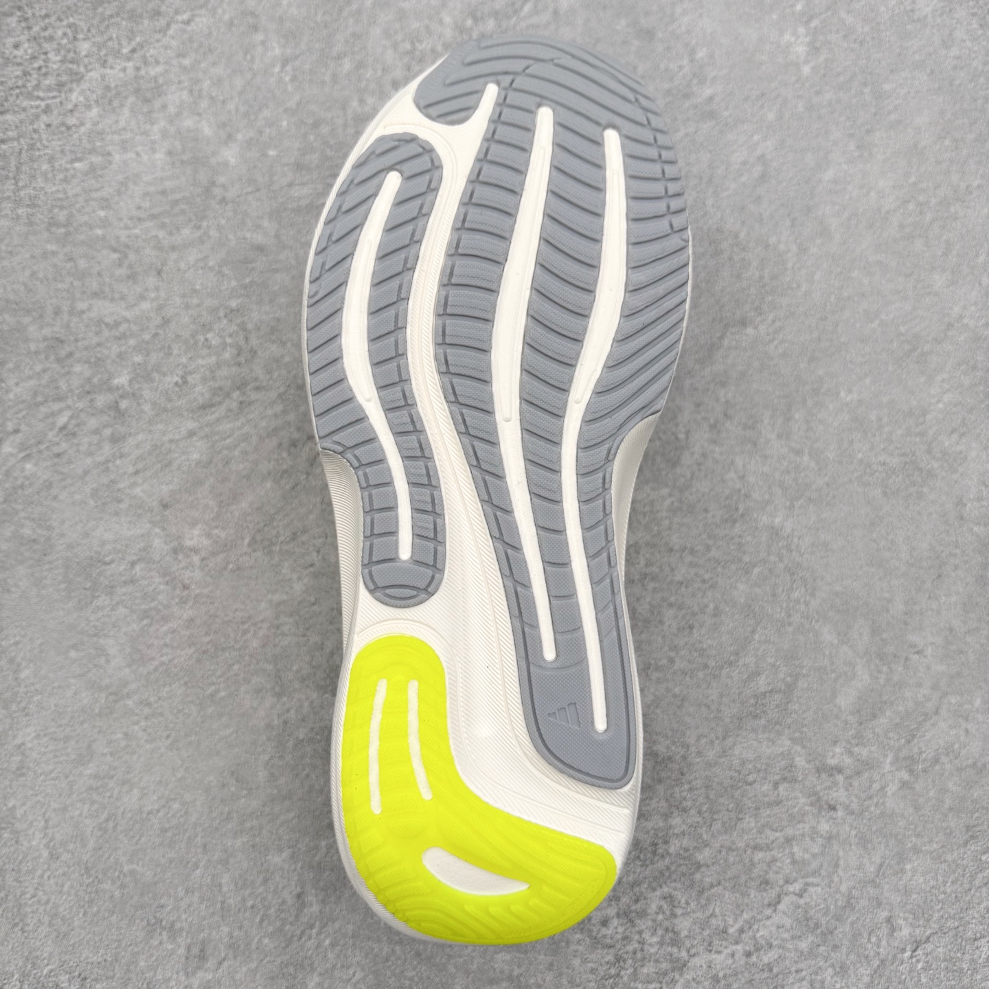 图片[9]-AD Adizero Adios Pro 4 马拉松竞速专业跑鞋 JR7275 CELERMESH针织网面非常轻薄 纤维间的缝隙很大 可以保证跑步时的透气、排汗效果 鞋舌直接与两侧的内衬和鞋底连接在一起 在跑步过程中不会被鞋舌的左右移动所困扰 在标准鞋带孔的基础上再拓宽一组鞋带孔 适合不同脚型的需求 突破性 EnergyRods 技术，有助于跑者实现更好的成绩 中底独特的LIGHTSTRIKE PRO泡棉材质 微弹感觉在跑步过程中给予了良好的支撑体验 对于顶级精英和高水平进阶跑者来说 ADIOS PRO是一双值得信赖的竞速比赛用鞋 尺码：36 36.5 37.5 38 38.5 39 40 40.5 41 42 42.5 43 44 44.5 45-选品中心