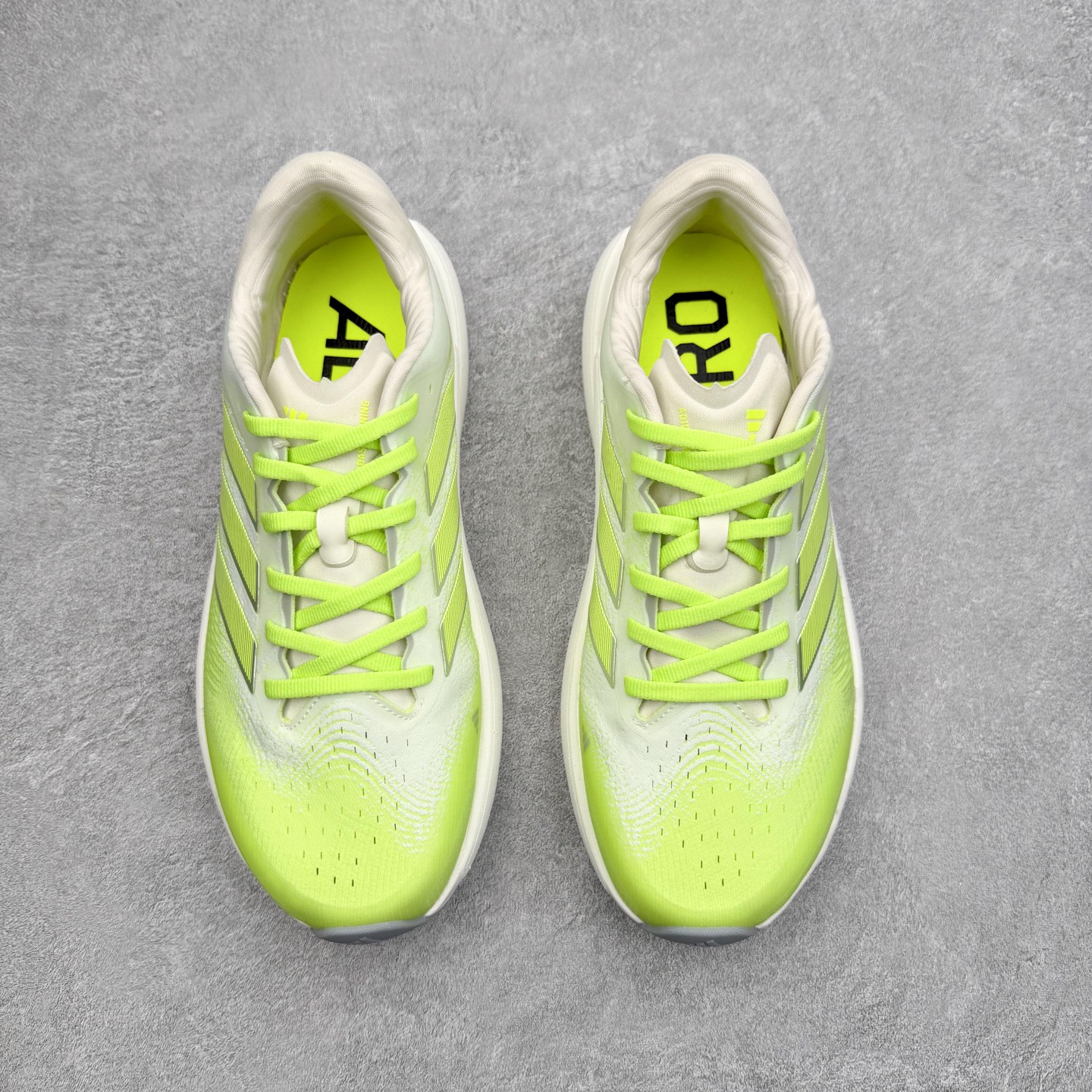 图片[2]-AD Adizero Adios Pro 4 马拉松竞速专业跑鞋 JR7275 CELERMESH针织网面非常轻薄 纤维间的缝隙很大 可以保证跑步时的透气、排汗效果 鞋舌直接与两侧的内衬和鞋底连接在一起 在跑步过程中不会被鞋舌的左右移动所困扰 在标准鞋带孔的基础上再拓宽一组鞋带孔 适合不同脚型的需求 突破性 EnergyRods 技术，有助于跑者实现更好的成绩 中底独特的LIGHTSTRIKE PRO泡棉材质 微弹感觉在跑步过程中给予了良好的支撑体验 对于顶级精英和高水平进阶跑者来说 ADIOS PRO是一双值得信赖的竞速比赛用鞋 尺码：36 36.5 37.5 38 38.5 39 40 40.5 41 42 42.5 43 44 44.5 45-选品中心