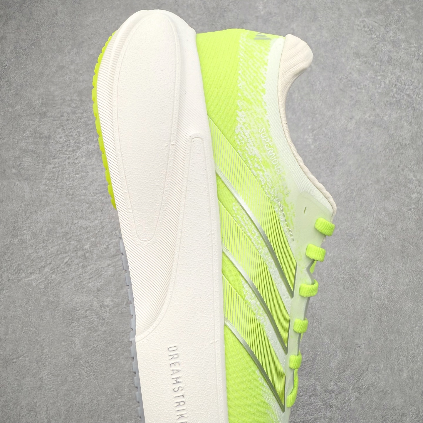 图片[6]-AD Adizero Adios Pro 4 马拉松竞速专业跑鞋 JR7275 CELERMESH针织网面非常轻薄 纤维间的缝隙很大 可以保证跑步时的透气、排汗效果 鞋舌直接与两侧的内衬和鞋底连接在一起 在跑步过程中不会被鞋舌的左右移动所困扰 在标准鞋带孔的基础上再拓宽一组鞋带孔 适合不同脚型的需求 突破性 EnergyRods 技术，有助于跑者实现更好的成绩 中底独特的LIGHTSTRIKE PRO泡棉材质 微弹感觉在跑步过程中给予了良好的支撑体验 对于顶级精英和高水平进阶跑者来说 ADIOS PRO是一双值得信赖的竞速比赛用鞋 尺码：36 36.5 37.5 38 38.5 39 40 40.5 41 42 42.5 43 44 44.5 45-选品中心