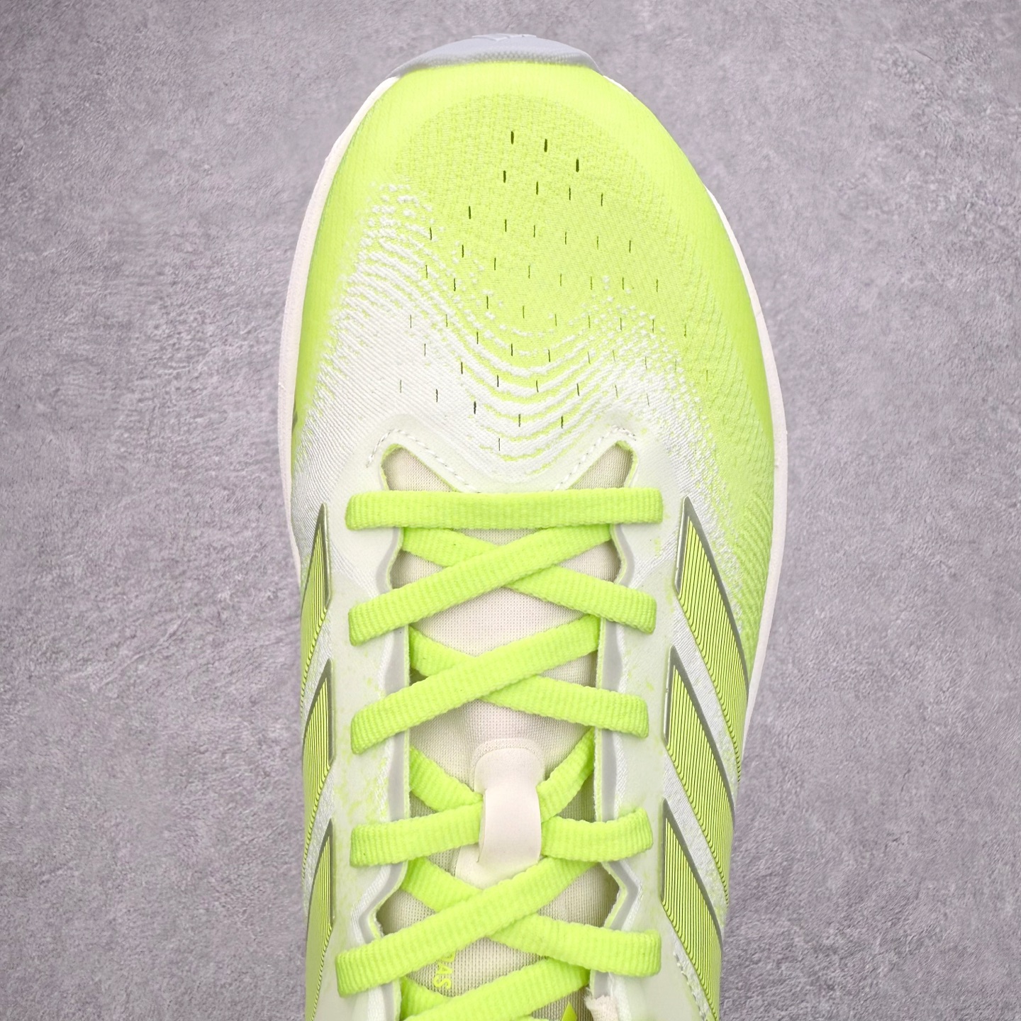 图片[4]-AD Adizero Adios Pro 4 马拉松竞速专业跑鞋 JR7275 CELERMESH针织网面非常轻薄 纤维间的缝隙很大 可以保证跑步时的透气、排汗效果 鞋舌直接与两侧的内衬和鞋底连接在一起 在跑步过程中不会被鞋舌的左右移动所困扰 在标准鞋带孔的基础上再拓宽一组鞋带孔 适合不同脚型的需求 突破性 EnergyRods 技术，有助于跑者实现更好的成绩 中底独特的LIGHTSTRIKE PRO泡棉材质 微弹感觉在跑步过程中给予了良好的支撑体验 对于顶级精英和高水平进阶跑者来说 ADIOS PRO是一双值得信赖的竞速比赛用鞋 尺码：36 36.5 37.5 38 38.5 39 40 40.5 41 42 42.5 43 44 44.5 45-选品中心