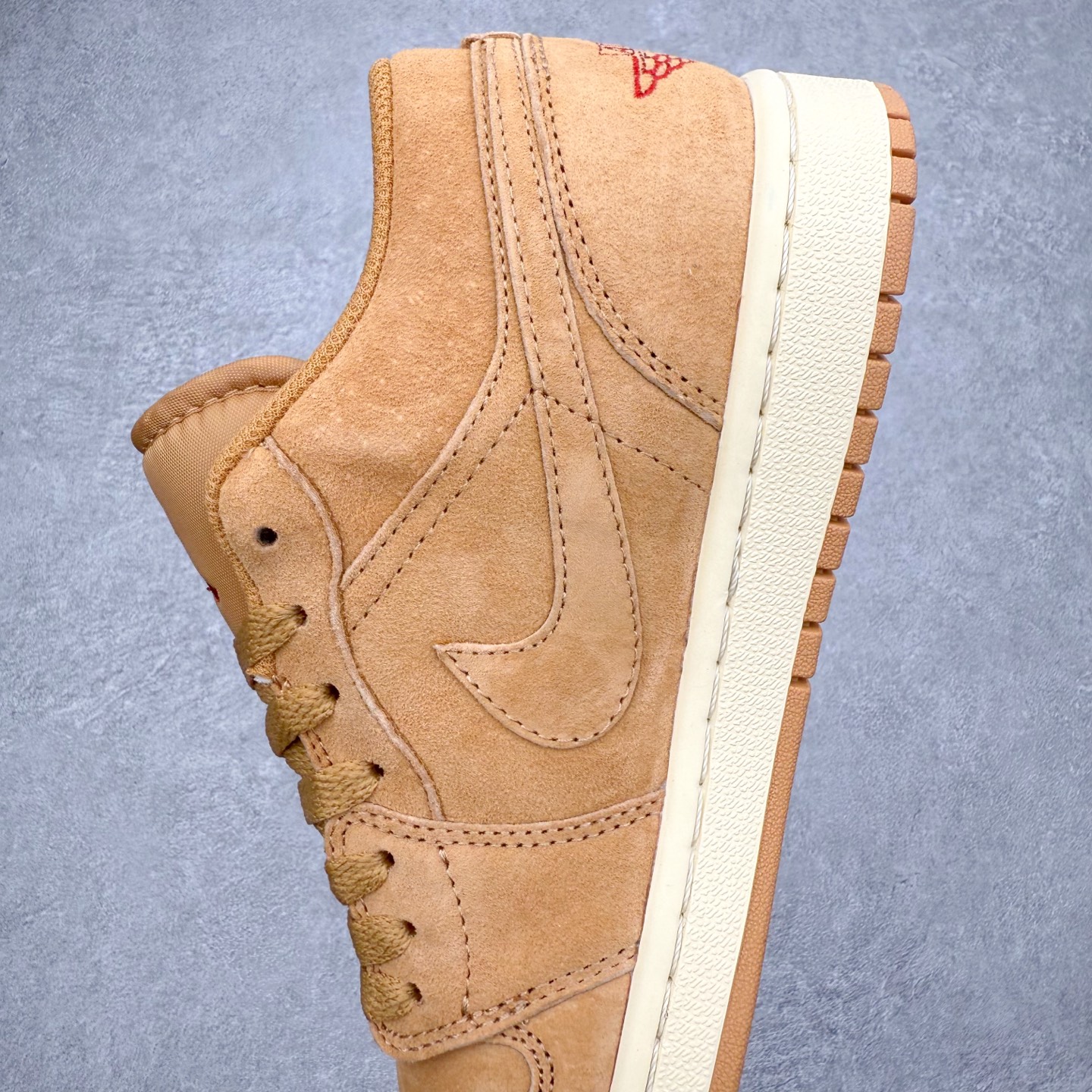 图片[7]-＃K版 Air Jordan AJ1 Low 低帮 HV4089-200 全新流水线出品 DT版本唯一平替选择 市场第二梯队最强版 全部原鞋开发 原楦原纸板开发 全鞋电脑针车 原厂内置全掌气垫 原盒内在原标 唯一Zp原版鞋带绑法 免检产品 全新2022版型 全头层皮料 完美零毛边处理 原厂配置全掌气垫 价格定位良心 几十个配色陆续出货 实拍调校N版已经零色差零失真 百分百还原实物色彩所见即所得 不存在货不对板色差等低级问题 选购参考实物拍摄 不混卖不参货 只用心做好货严格选品 承诺混一赔十 尺码：36 36.5 37.5 38 38.5 39 40 40.5 41 42 42.5 43 44 44.5 45-选品中心