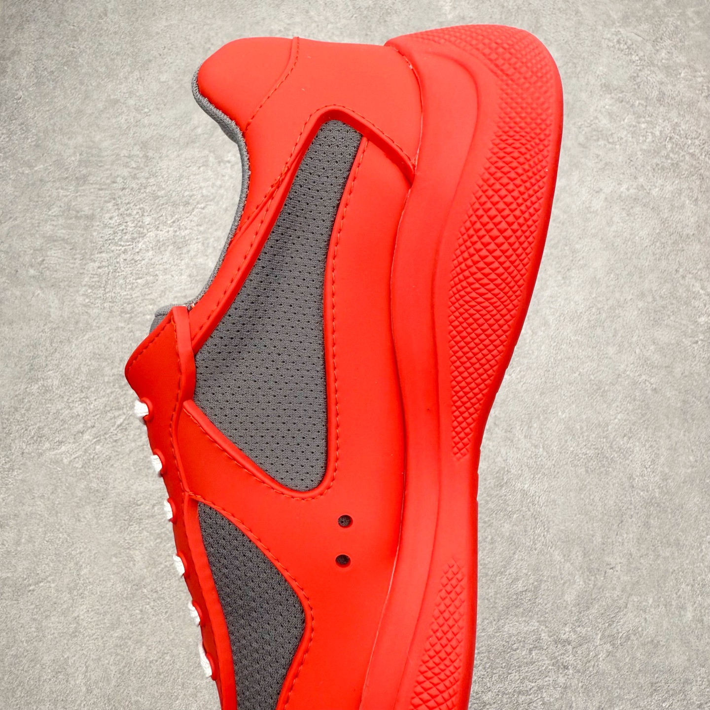 图片[7]-Prada America\’s Cup 普拉达 运动鞋经过重新设计 全新面料和颜色为它注入新的当代精神 这款航海风系带运动鞋 最初在上世纪90年代为LunaRossa船员设计 现在以彩色橡胶和Bike织物重新演绎 Prada LineaRossa徽标彰显经典态度 尺码：36 37 38 39 40 41 42 43 44 45 46 47-选品中心