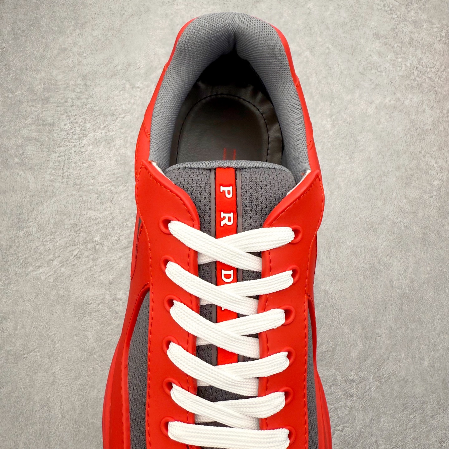 图片[5]-Prada America\’s Cup 普拉达 运动鞋经过重新设计 全新面料和颜色为它注入新的当代精神 这款航海风系带运动鞋 最初在上世纪90年代为LunaRossa船员设计 现在以彩色橡胶和Bike织物重新演绎 Prada LineaRossa徽标彰显经典态度 尺码：36 37 38 39 40 41 42 43 44 45 46 47-选品中心