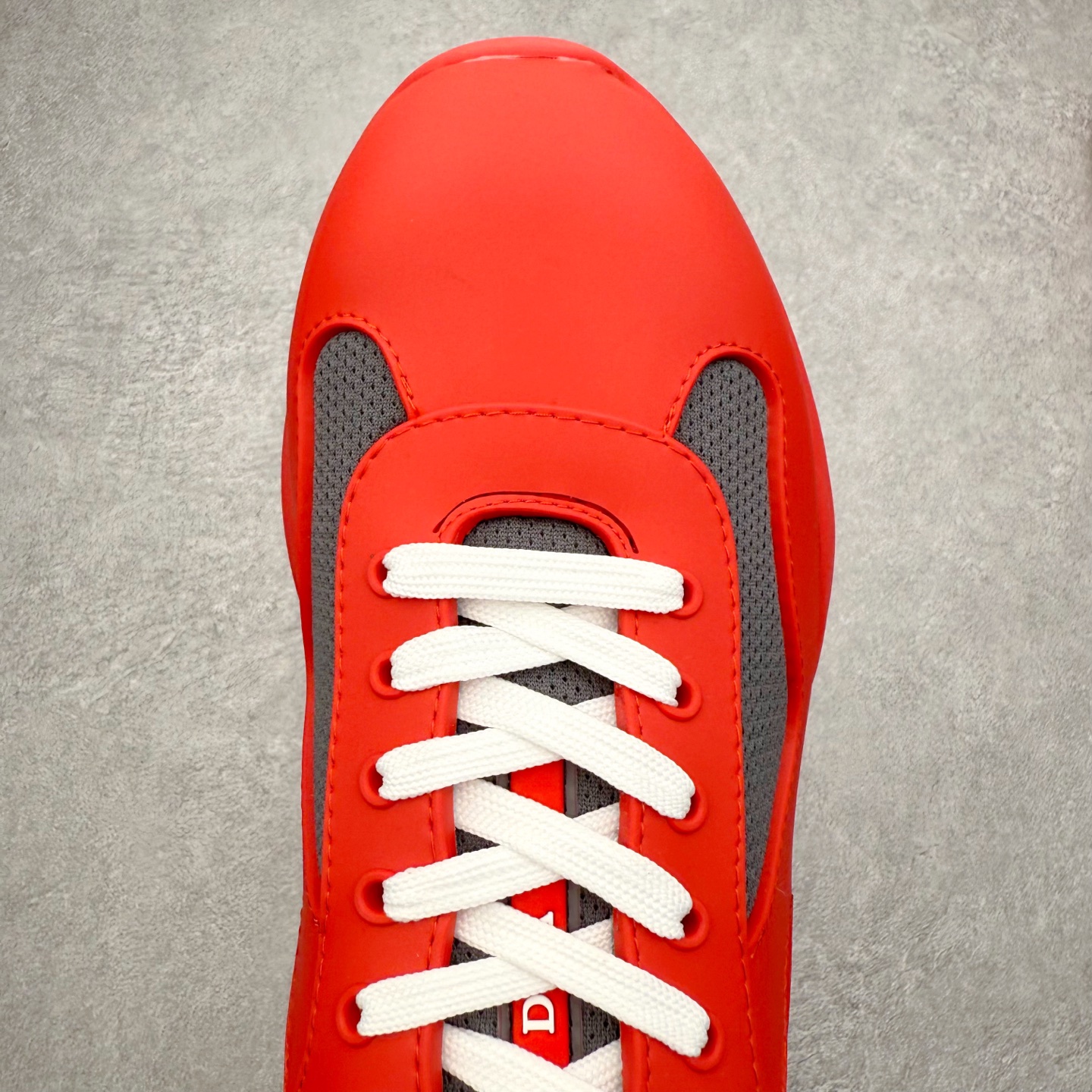 图片[4]-Prada America\’s Cup 普拉达 运动鞋经过重新设计 全新面料和颜色为它注入新的当代精神 这款航海风系带运动鞋 最初在上世纪90年代为LunaRossa船员设计 现在以彩色橡胶和Bike织物重新演绎 Prada LineaRossa徽标彰显经典态度 尺码：36 37 38 39 40 41 42 43 44 45 46 47-选品中心