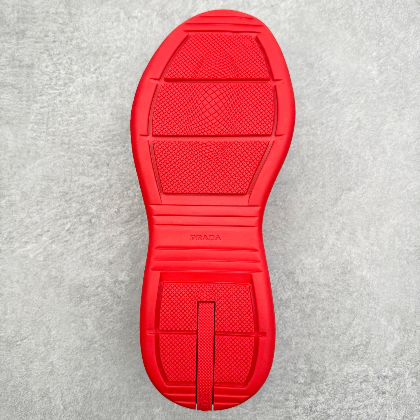 图片[9]-Prada America\’s Cup 普拉达 运动鞋经过重新设计 全新面料和颜色为它注入新的当代精神 这款航海风系带运动鞋 最初在上世纪90年代为LunaRossa船员设计 现在以彩色橡胶和Bike织物重新演绎 Prada LineaRossa徽标彰显经典态度 尺码：36 37 38 39 40 41 42 43 44 45 46 47-选品中心