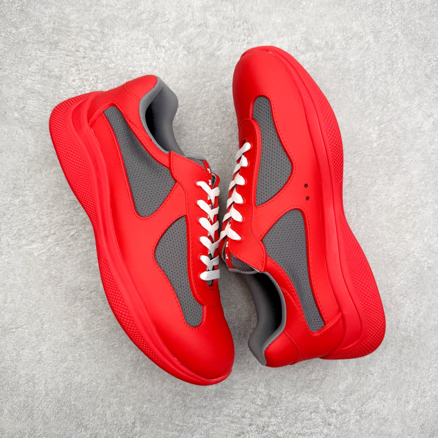 图片[3]-Prada America\’s Cup 普拉达 运动鞋经过重新设计 全新面料和颜色为它注入新的当代精神 这款航海风系带运动鞋 最初在上世纪90年代为LunaRossa船员设计 现在以彩色橡胶和Bike织物重新演绎 Prada LineaRossa徽标彰显经典态度 尺码：36 37 38 39 40 41 42 43 44 45 46 47-选品中心