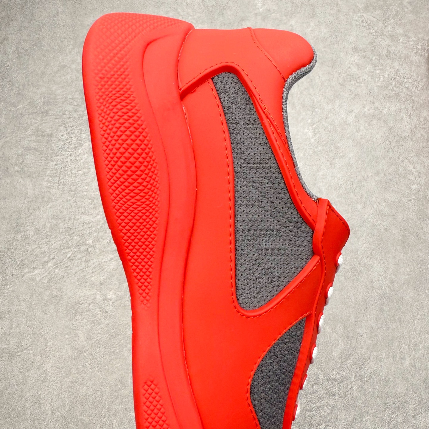 图片[6]-Prada America\’s Cup 普拉达 运动鞋经过重新设计 全新面料和颜色为它注入新的当代精神 这款航海风系带运动鞋 最初在上世纪90年代为LunaRossa船员设计 现在以彩色橡胶和Bike织物重新演绎 Prada LineaRossa徽标彰显经典态度 尺码：36 37 38 39 40 41 42 43 44 45 46 47-选品中心