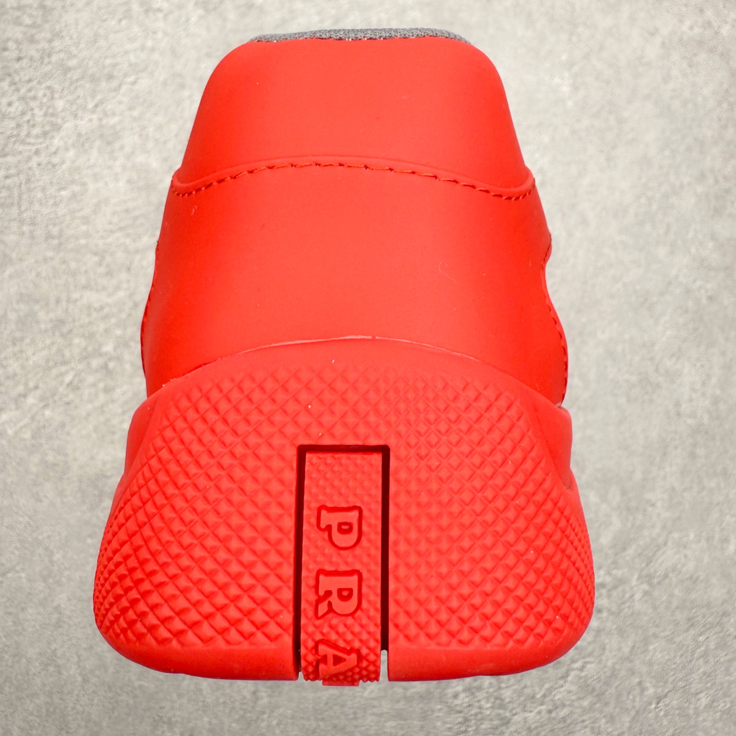 图片[8]-Prada America\’s Cup 普拉达 运动鞋经过重新设计 全新面料和颜色为它注入新的当代精神 这款航海风系带运动鞋 最初在上世纪90年代为LunaRossa船员设计 现在以彩色橡胶和Bike织物重新演绎 Prada LineaRossa徽标彰显经典态度 尺码：36 37 38 39 40 41 42 43 44 45 46 47-选品中心