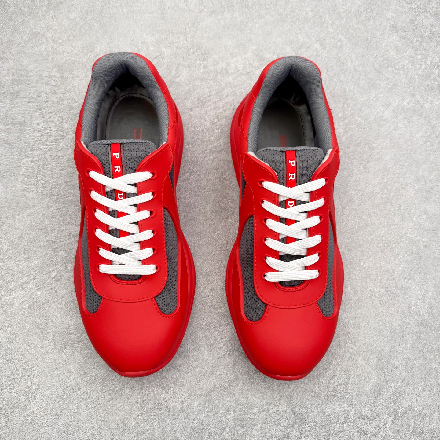 图片[2]-Prada America\’s Cup 普拉达 运动鞋经过重新设计 全新面料和颜色为它注入新的当代精神 这款航海风系带运动鞋 最初在上世纪90年代为LunaRossa船员设计 现在以彩色橡胶和Bike织物重新演绎 Prada LineaRossa徽标彰显经典态度 尺码：36 37 38 39 40 41 42 43 44 45 46 47-选品中心