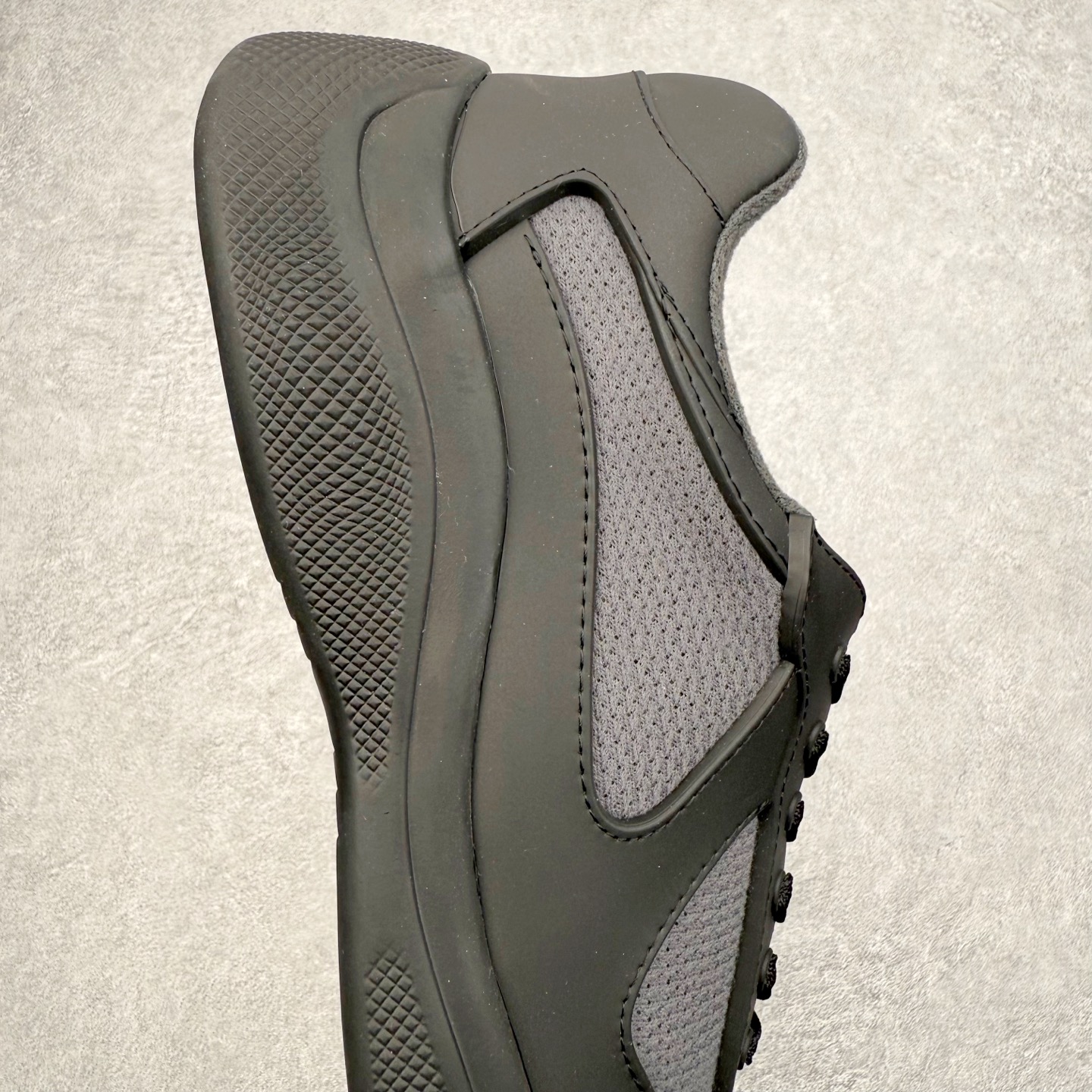 图片[6]-Prada America\’s Cup 普拉达 运动鞋经过重新设计 全新面料和颜色为它注入新的当代精神 这款航海风系带运动鞋 最初在上世纪90年代为LunaRossa船员设计 现在以彩色橡胶和Bike织物重新演绎 Prada LineaRossa徽标彰显经典态度 尺码：36 37 38 39 40 41 42 43 44 45 46 47-选品中心