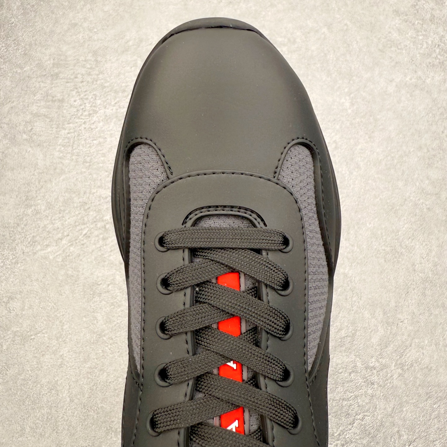 图片[4]-Prada America\’s Cup 普拉达 运动鞋经过重新设计 全新面料和颜色为它注入新的当代精神 这款航海风系带运动鞋 最初在上世纪90年代为LunaRossa船员设计 现在以彩色橡胶和Bike织物重新演绎 Prada LineaRossa徽标彰显经典态度 尺码：36 37 38 39 40 41 42 43 44 45 46 47-选品中心