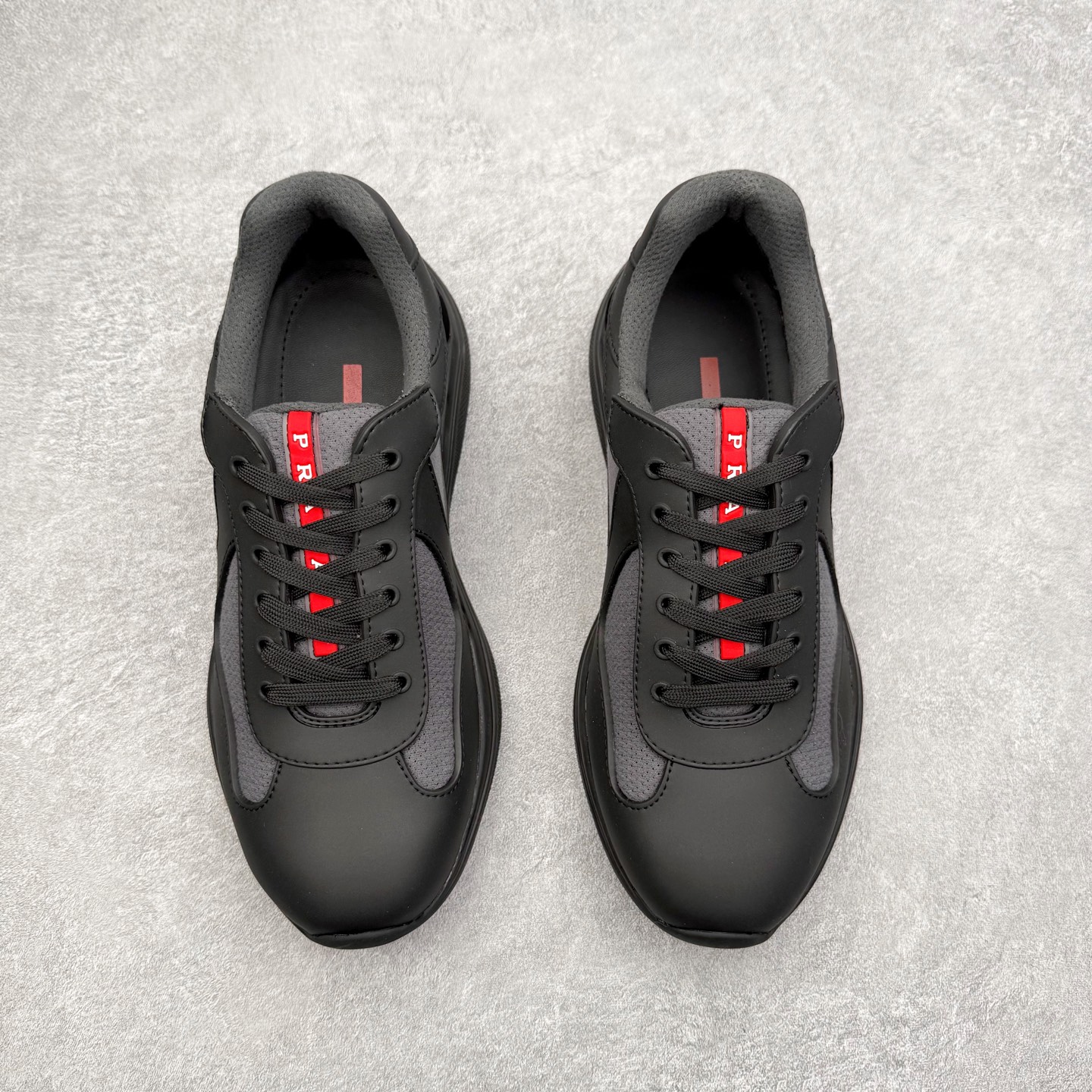 图片[2]-Prada America\’s Cup 普拉达 运动鞋经过重新设计 全新面料和颜色为它注入新的当代精神 这款航海风系带运动鞋 最初在上世纪90年代为LunaRossa船员设计 现在以彩色橡胶和Bike织物重新演绎 Prada LineaRossa徽标彰显经典态度 尺码：36 37 38 39 40 41 42 43 44 45 46 47-选品中心