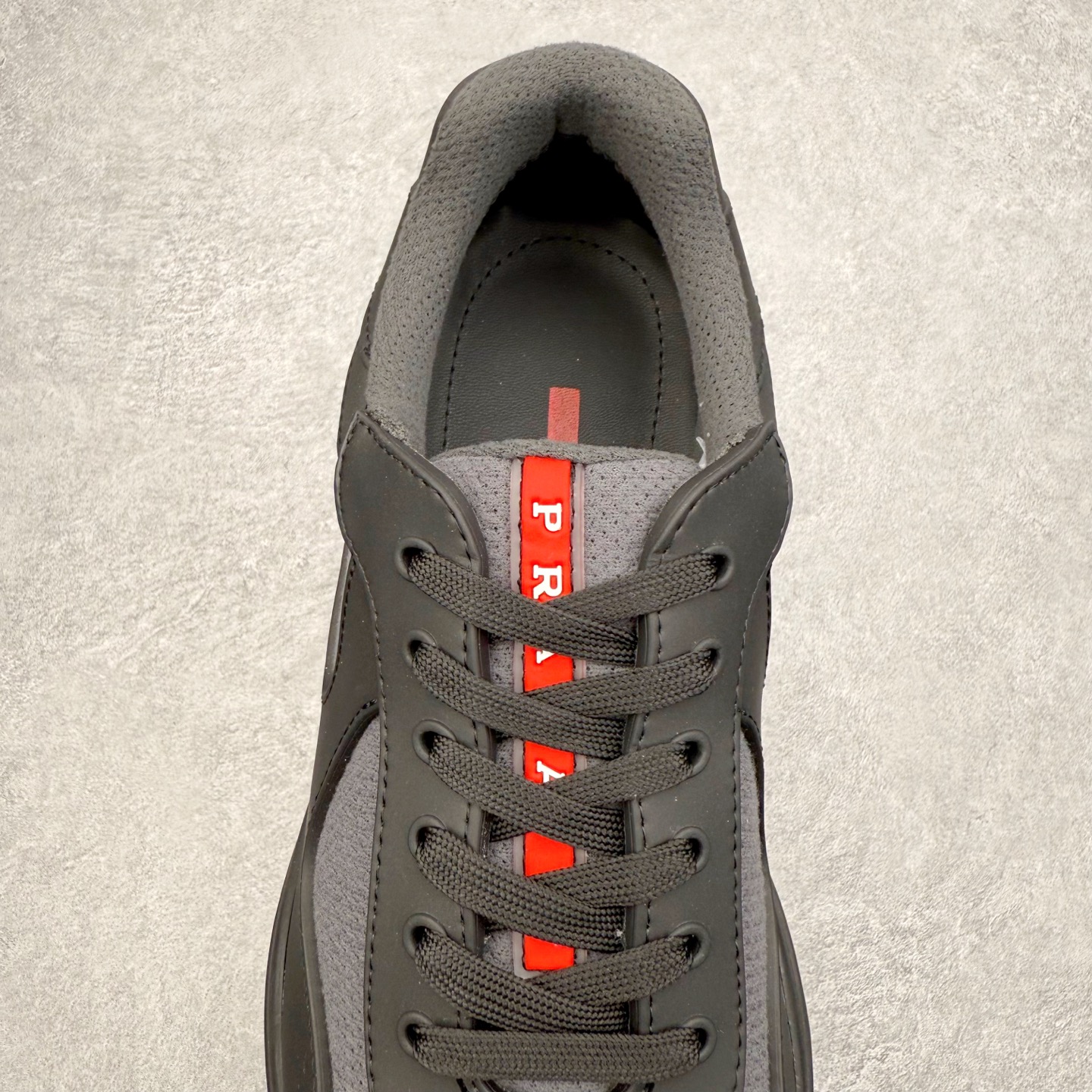 图片[5]-Prada America\’s Cup 普拉达 运动鞋经过重新设计 全新面料和颜色为它注入新的当代精神 这款航海风系带运动鞋 最初在上世纪90年代为LunaRossa船员设计 现在以彩色橡胶和Bike织物重新演绎 Prada LineaRossa徽标彰显经典态度 尺码：36 37 38 39 40 41 42 43 44 45 46 47-选品中心