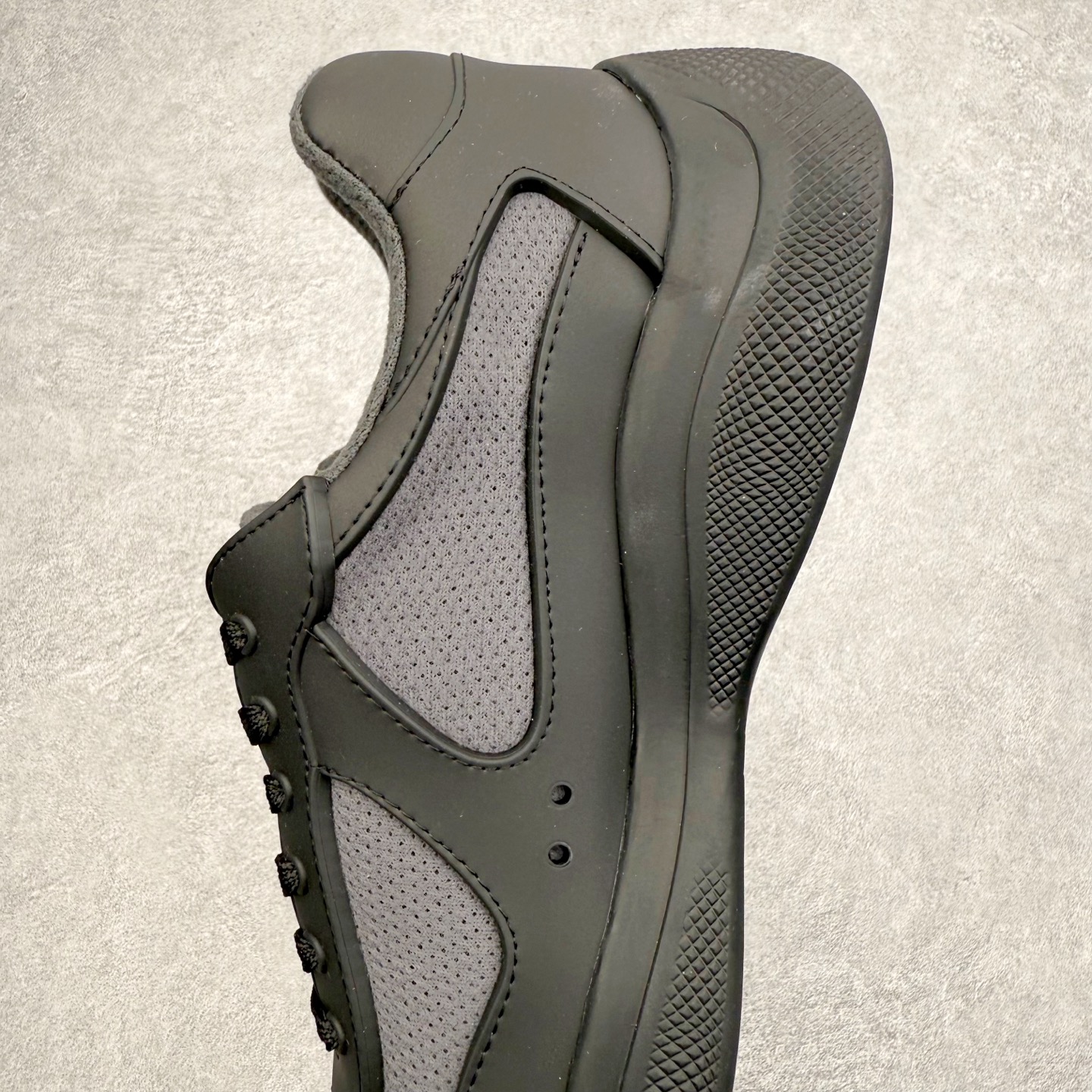 图片[7]-Prada America\’s Cup 普拉达 运动鞋经过重新设计 全新面料和颜色为它注入新的当代精神 这款航海风系带运动鞋 最初在上世纪90年代为LunaRossa船员设计 现在以彩色橡胶和Bike织物重新演绎 Prada LineaRossa徽标彰显经典态度 尺码：36 37 38 39 40 41 42 43 44 45 46 47-选品中心