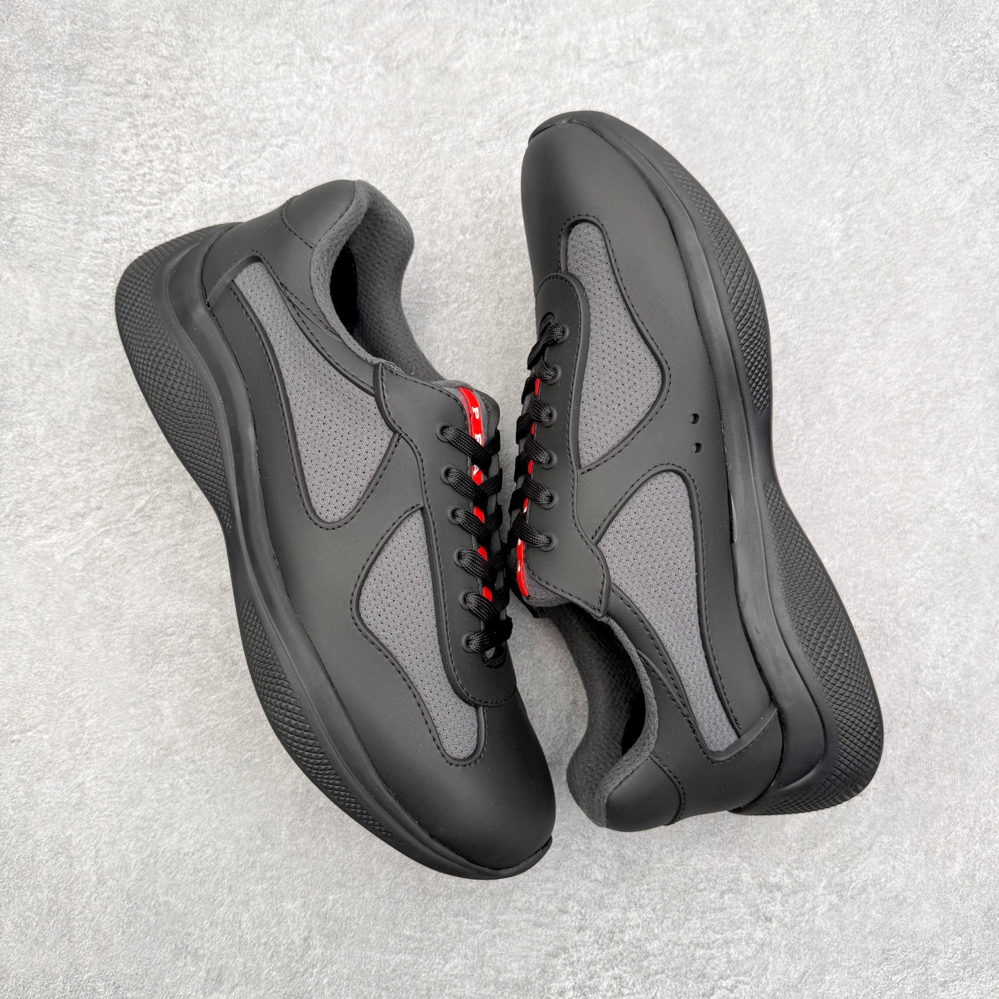 图片[3]-Prada America\’s Cup 普拉达 运动鞋经过重新设计 全新面料和颜色为它注入新的当代精神 这款航海风系带运动鞋 最初在上世纪90年代为LunaRossa船员设计 现在以彩色橡胶和Bike织物重新演绎 Prada LineaRossa徽标彰显经典态度 尺码：36 37 38 39 40 41 42 43 44 45 46 47-选品中心